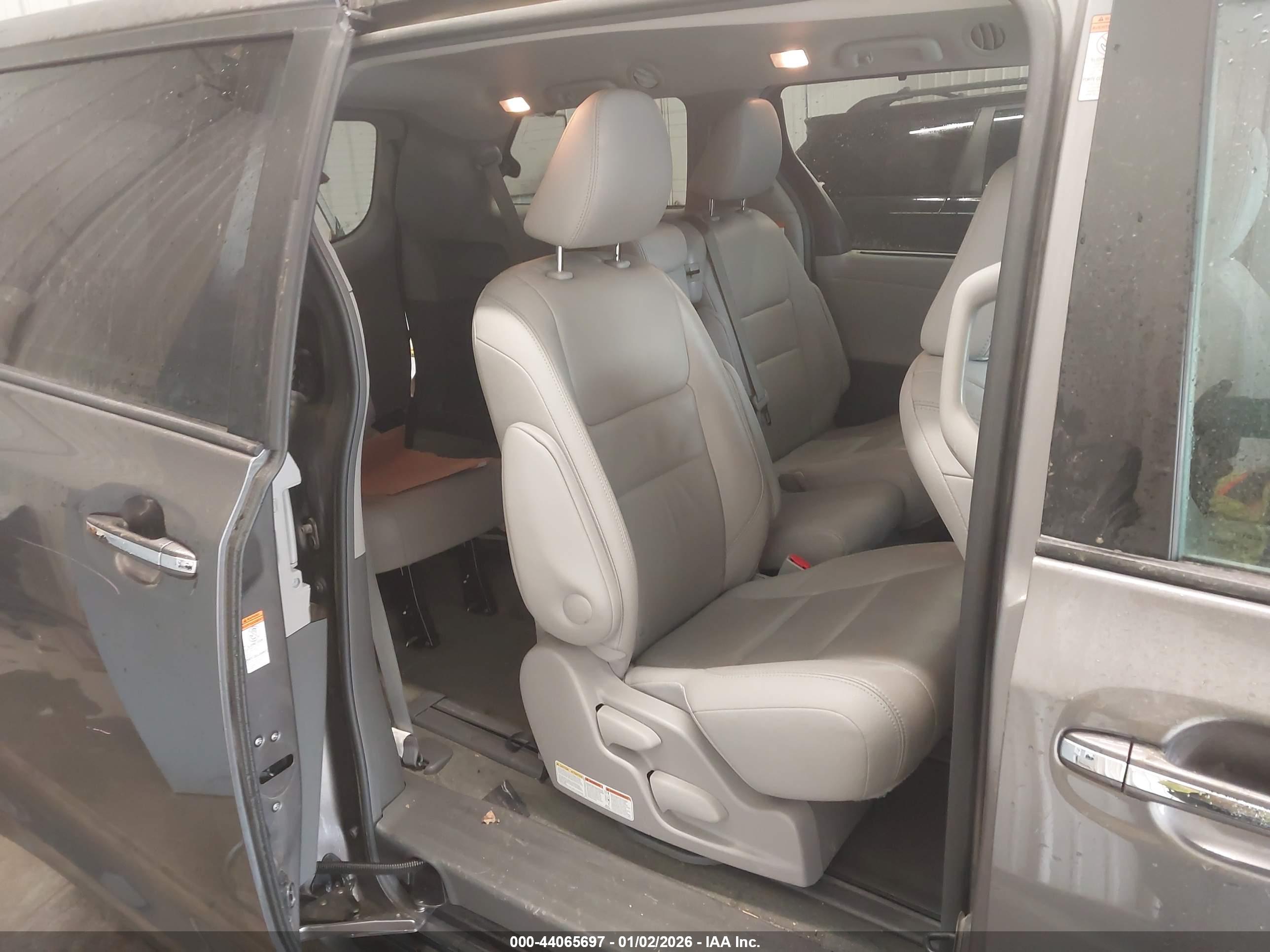 TOYOTA SIENNA image 8