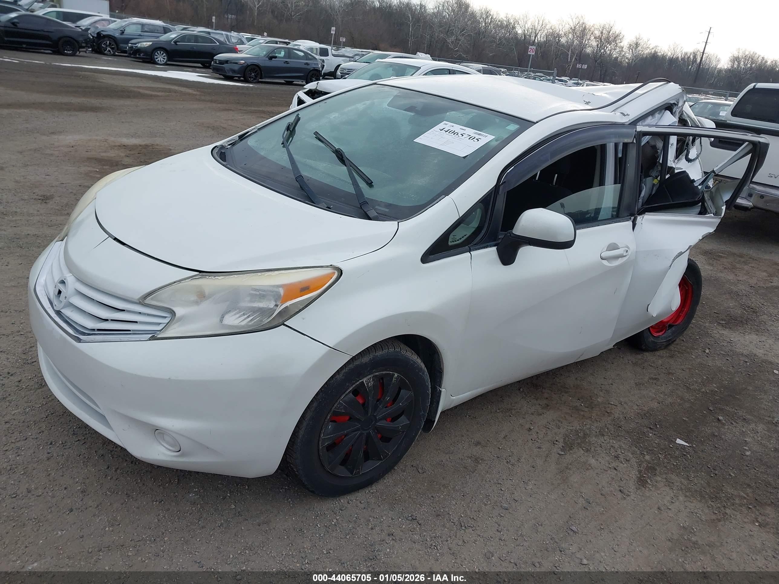 NISSAN VERSA image 2