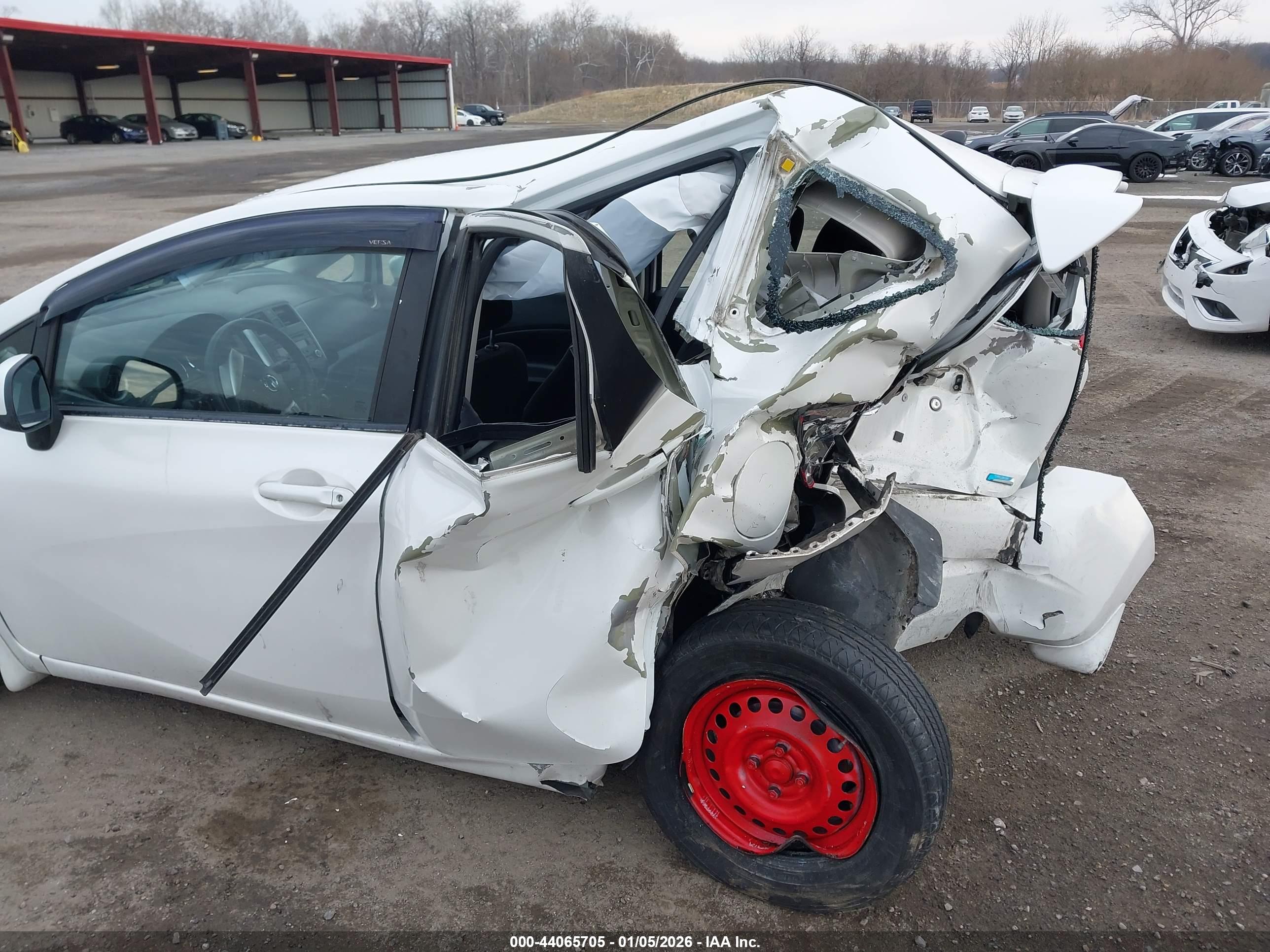 NISSAN VERSA image 6