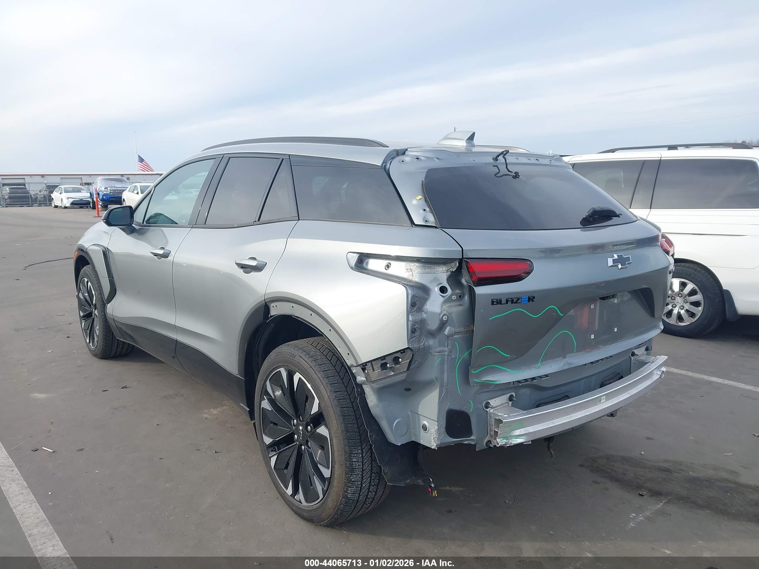 CHEVROLET BLAZER image 3