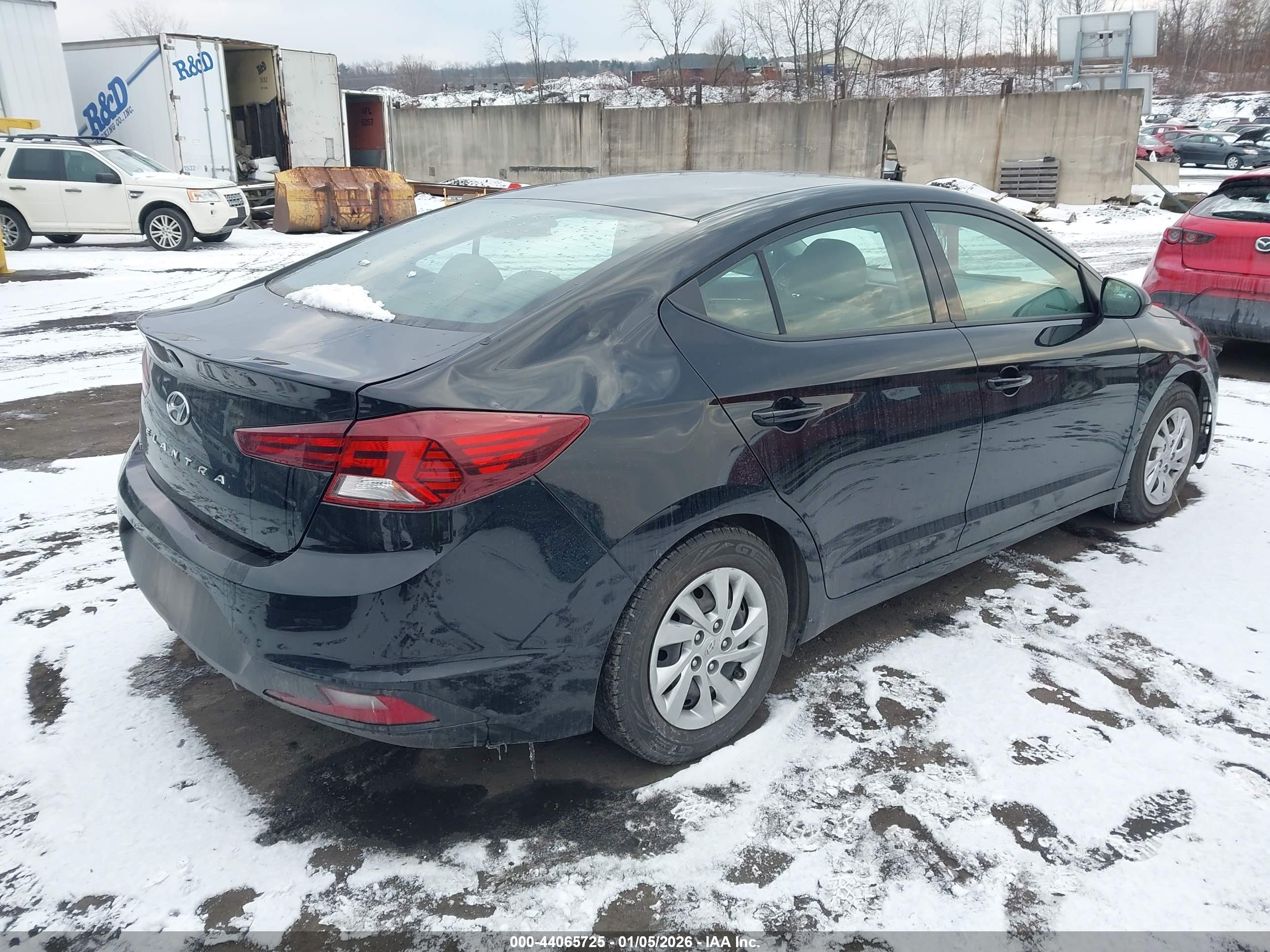 HYUNDAI ELANTRA image 4
