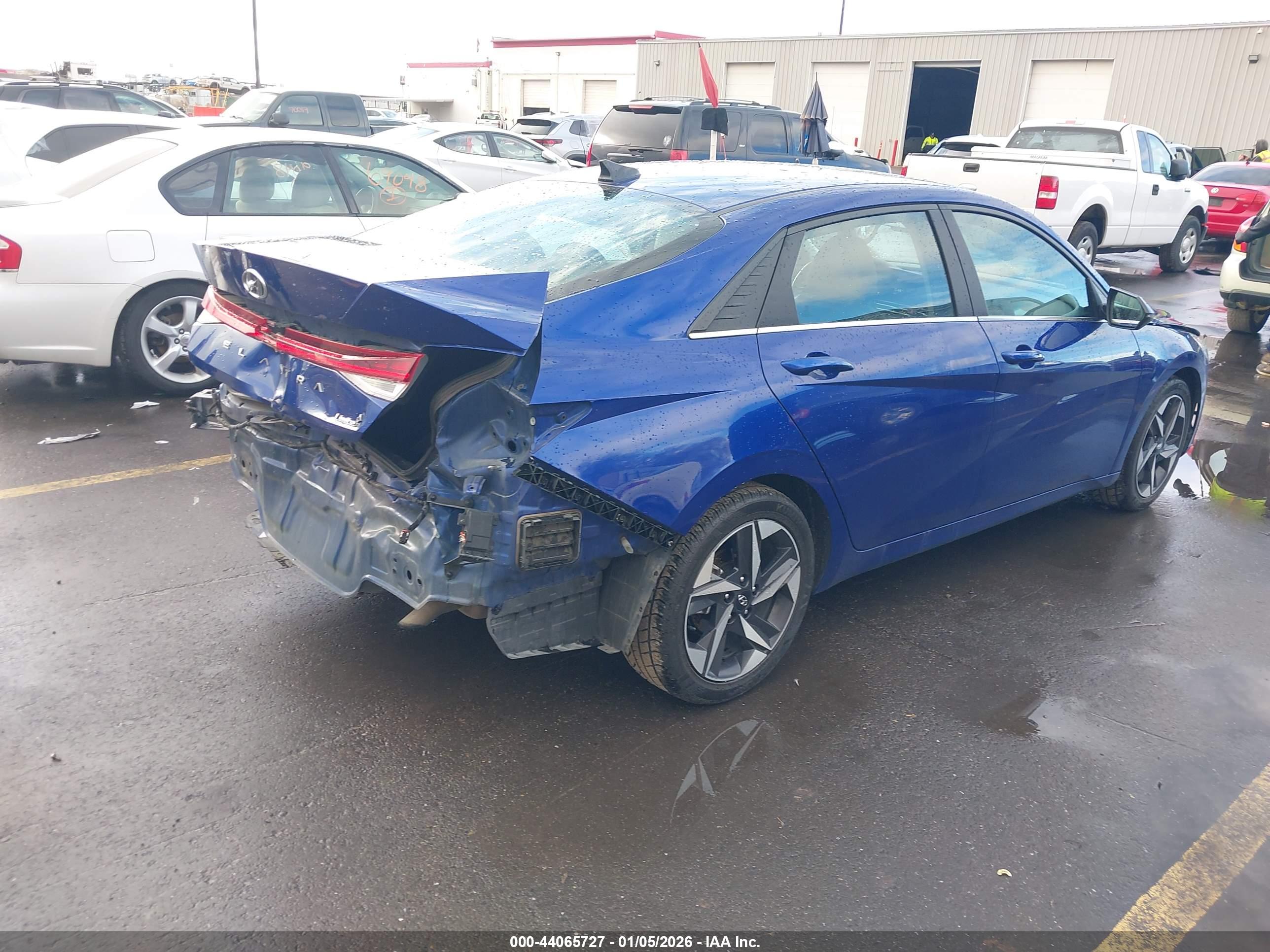 HYUNDAI ELANTRA image 4