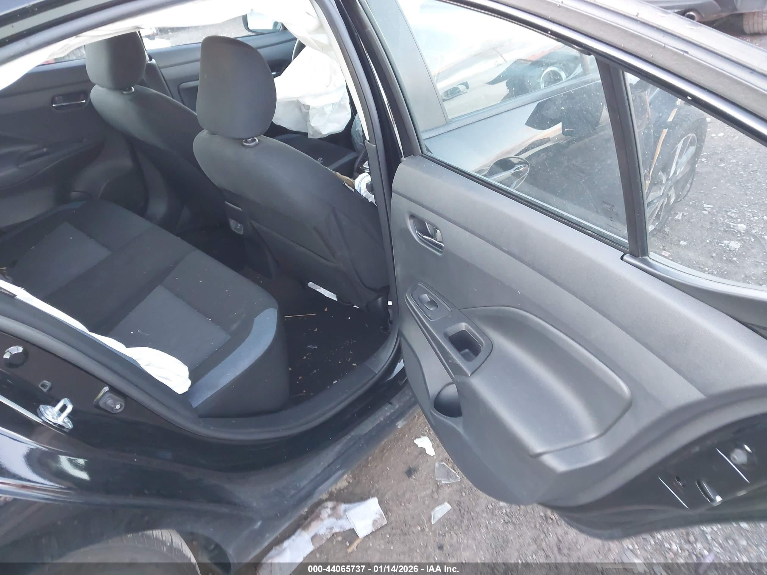 NISSAN VERSA image 8