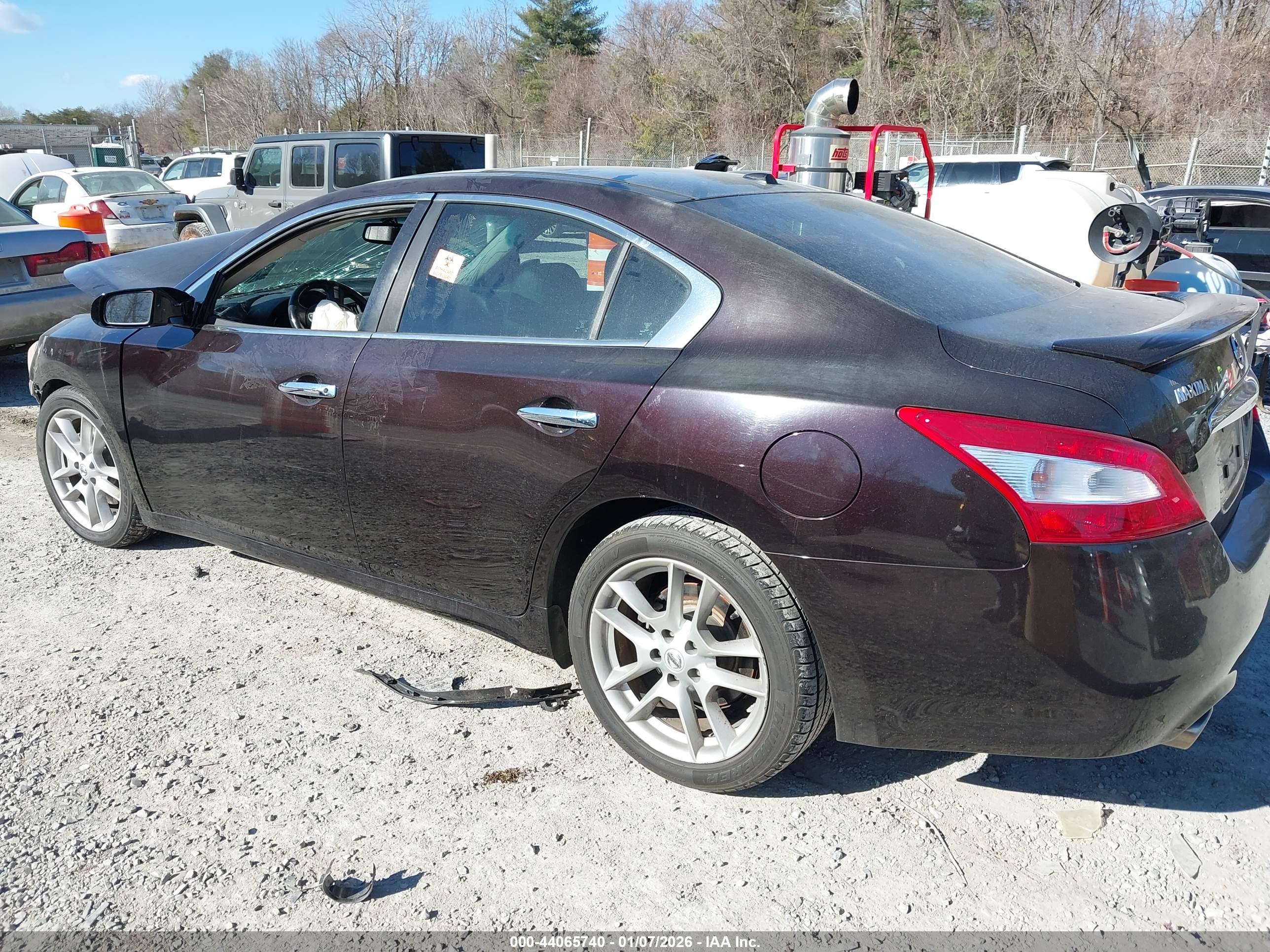 NISSAN MAXIMA image 3