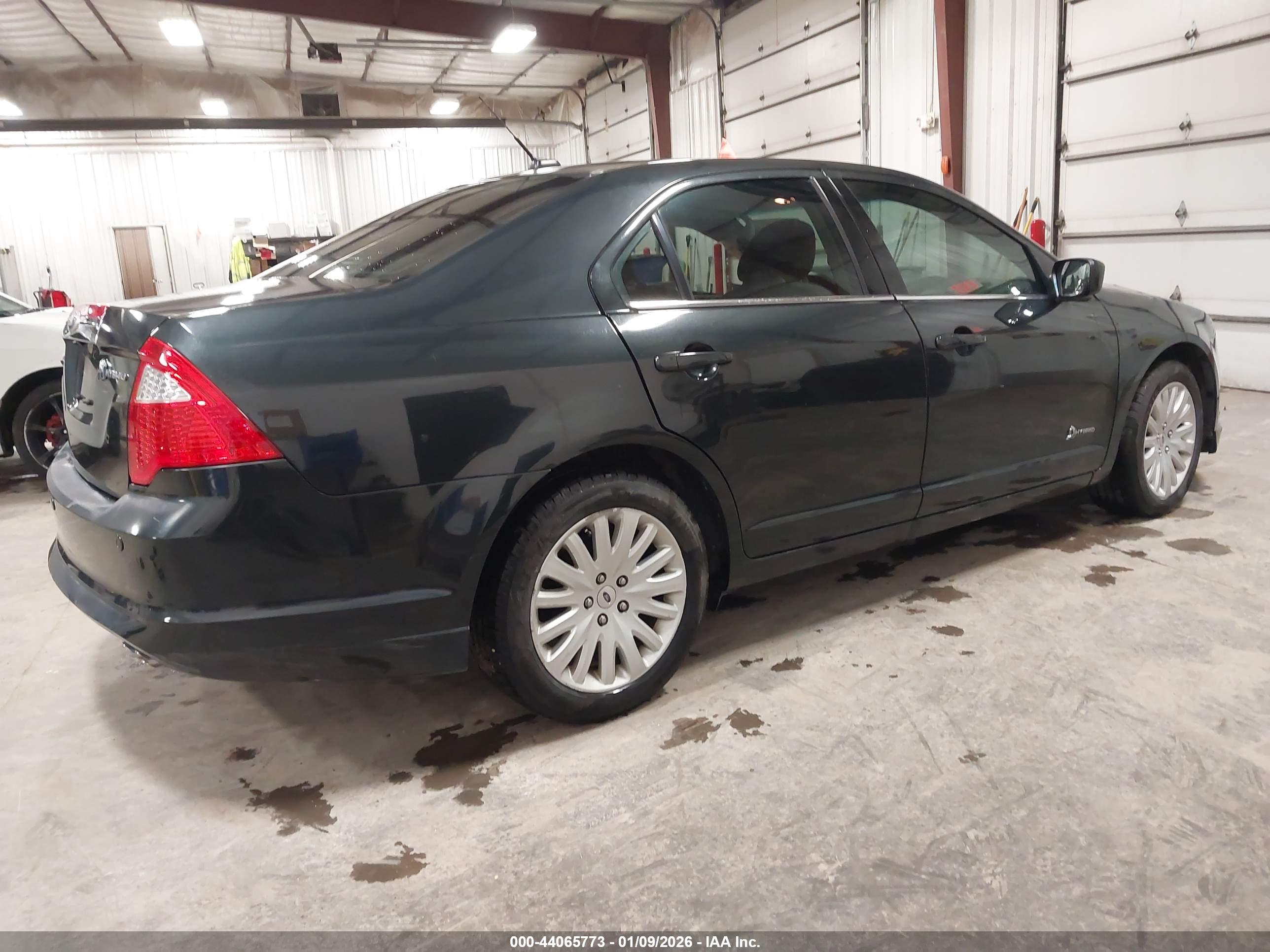 FORD FUSION image 4