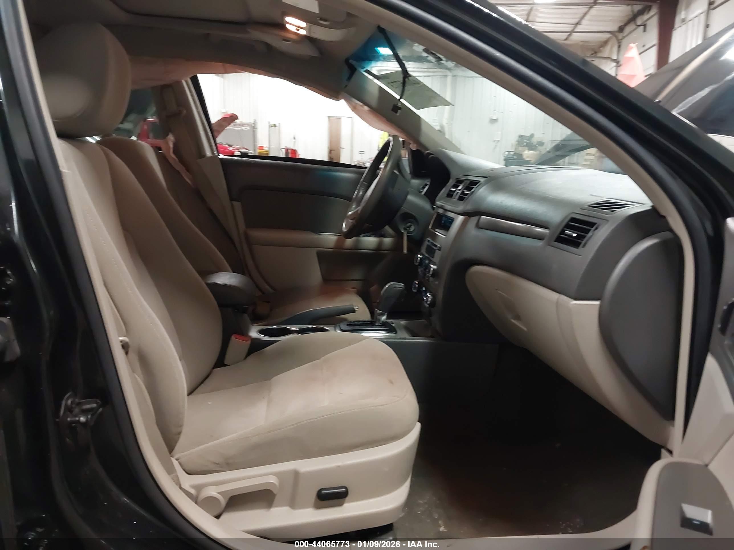 FORD FUSION image 5