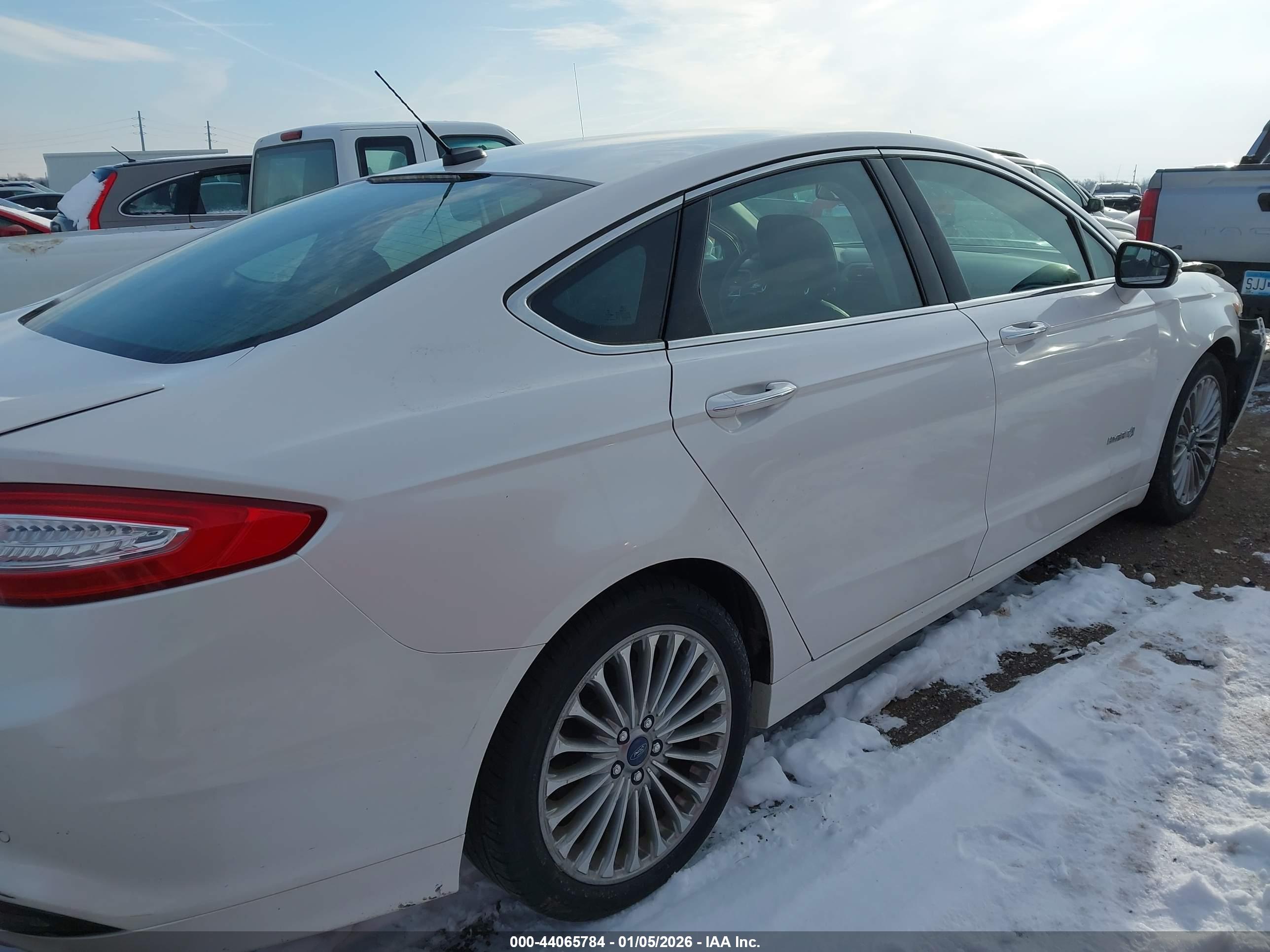 FORD FUSION image 4