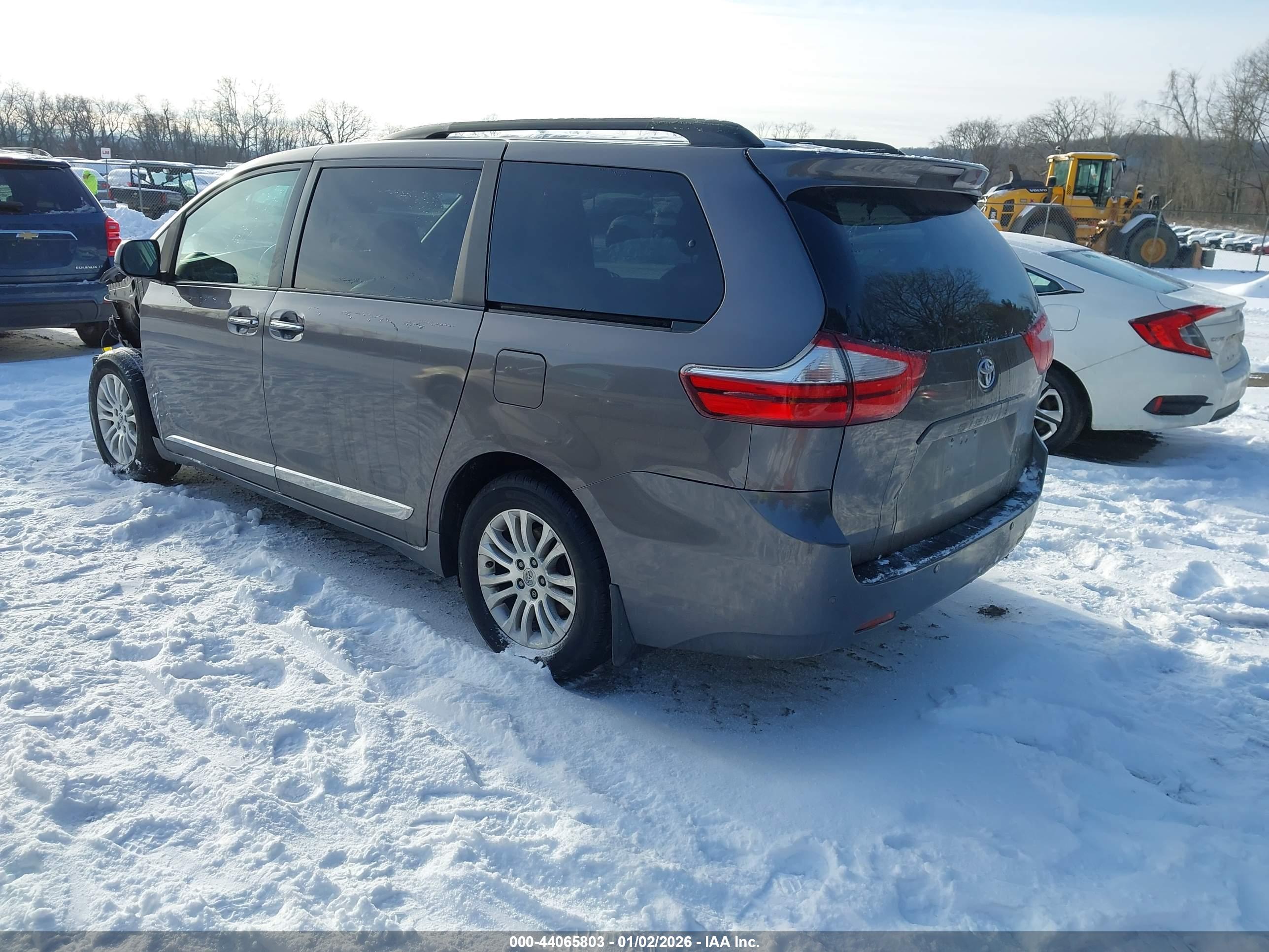 TOYOTA SIENNA image 3