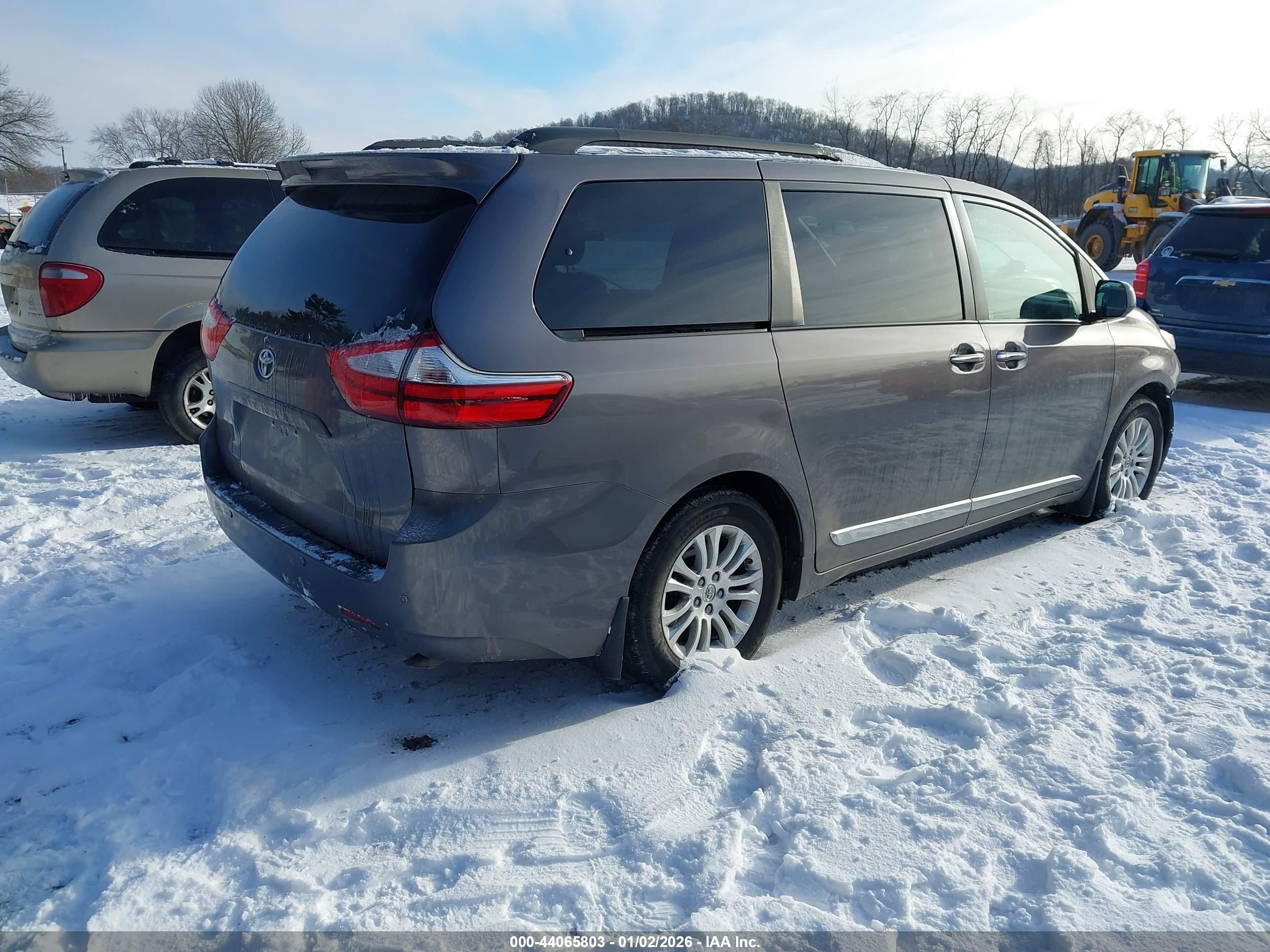 TOYOTA SIENNA image 4