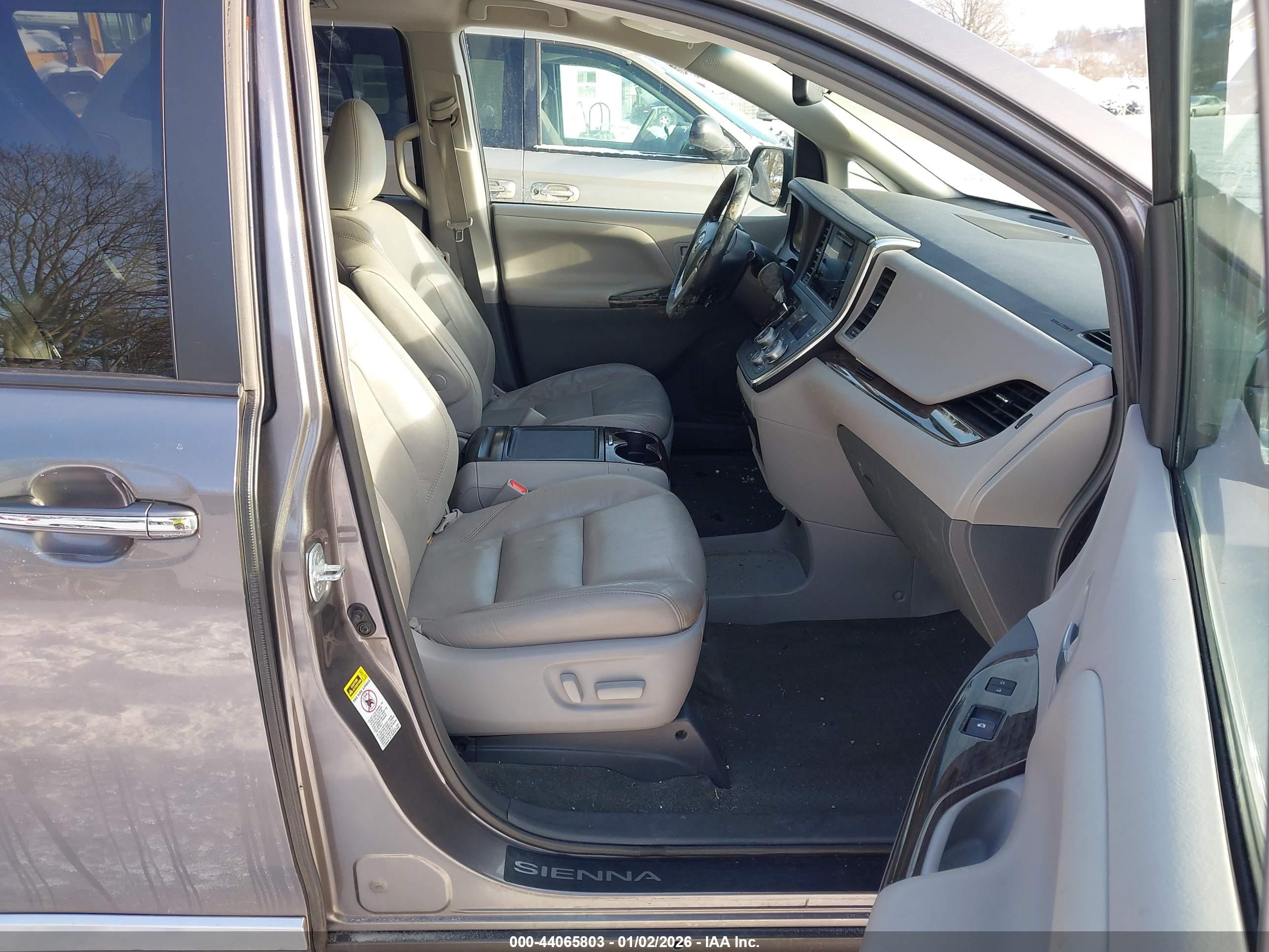 TOYOTA SIENNA image 5