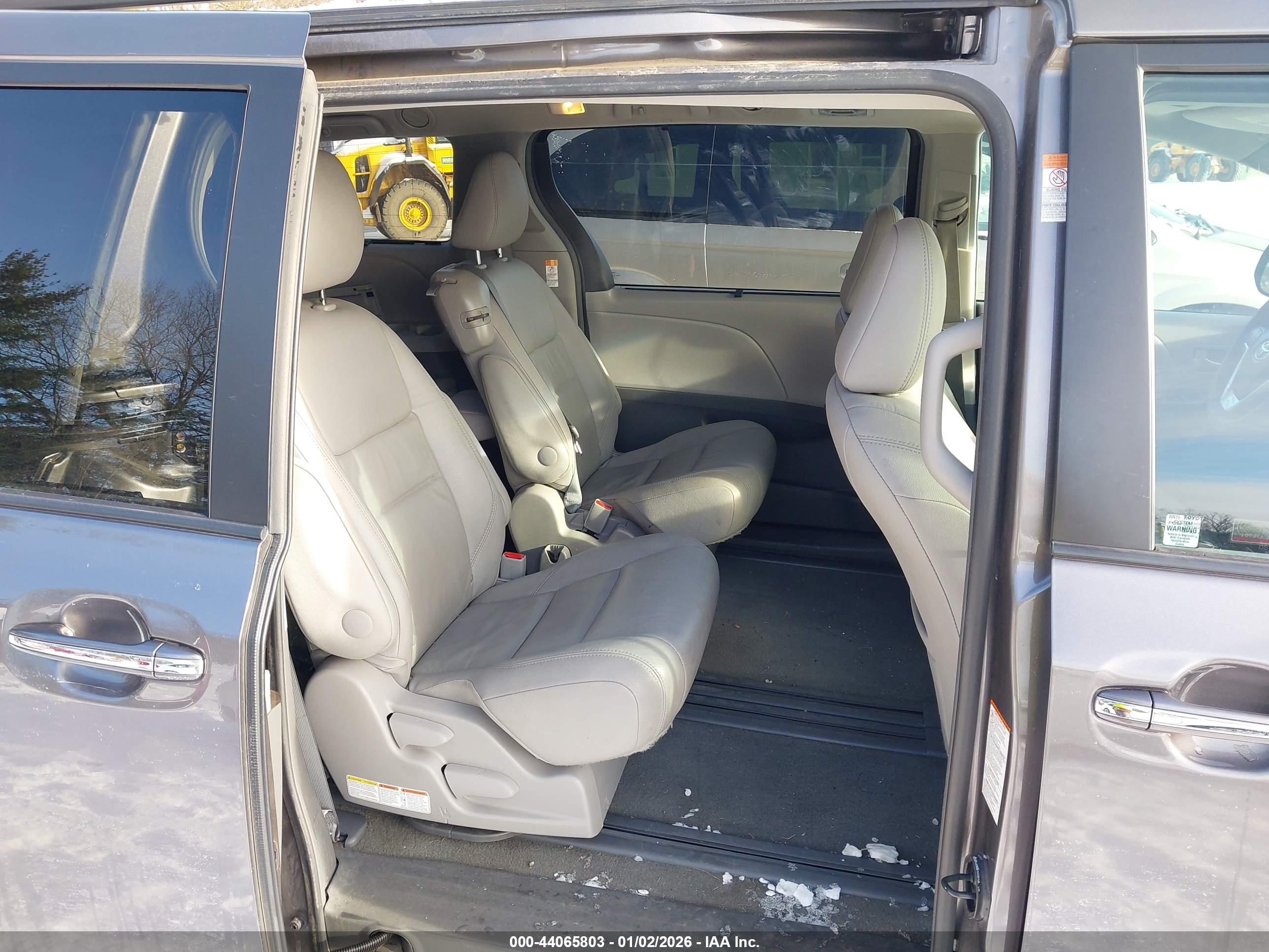 TOYOTA SIENNA image 8