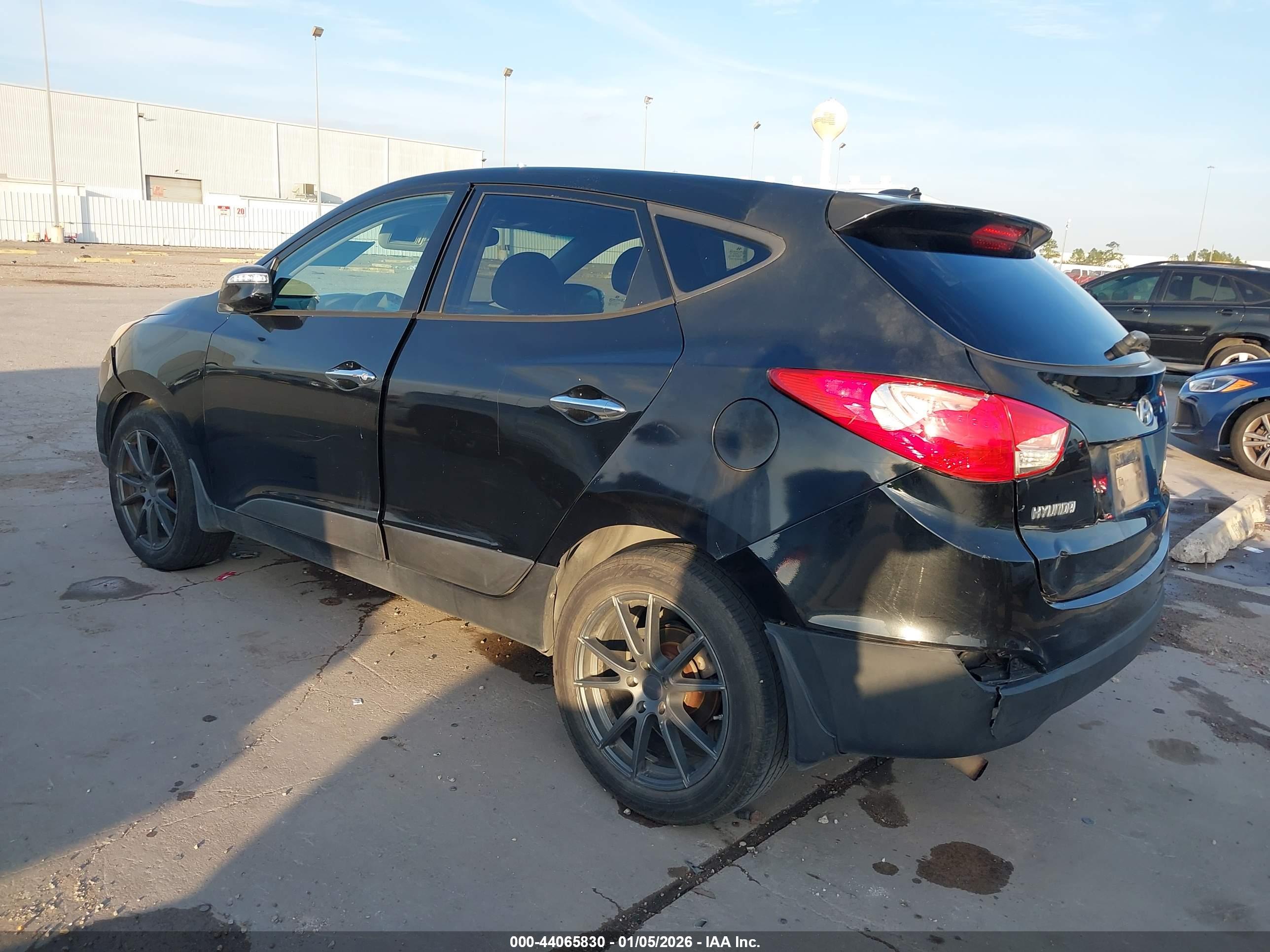 HYUNDAI TUCSON image 3