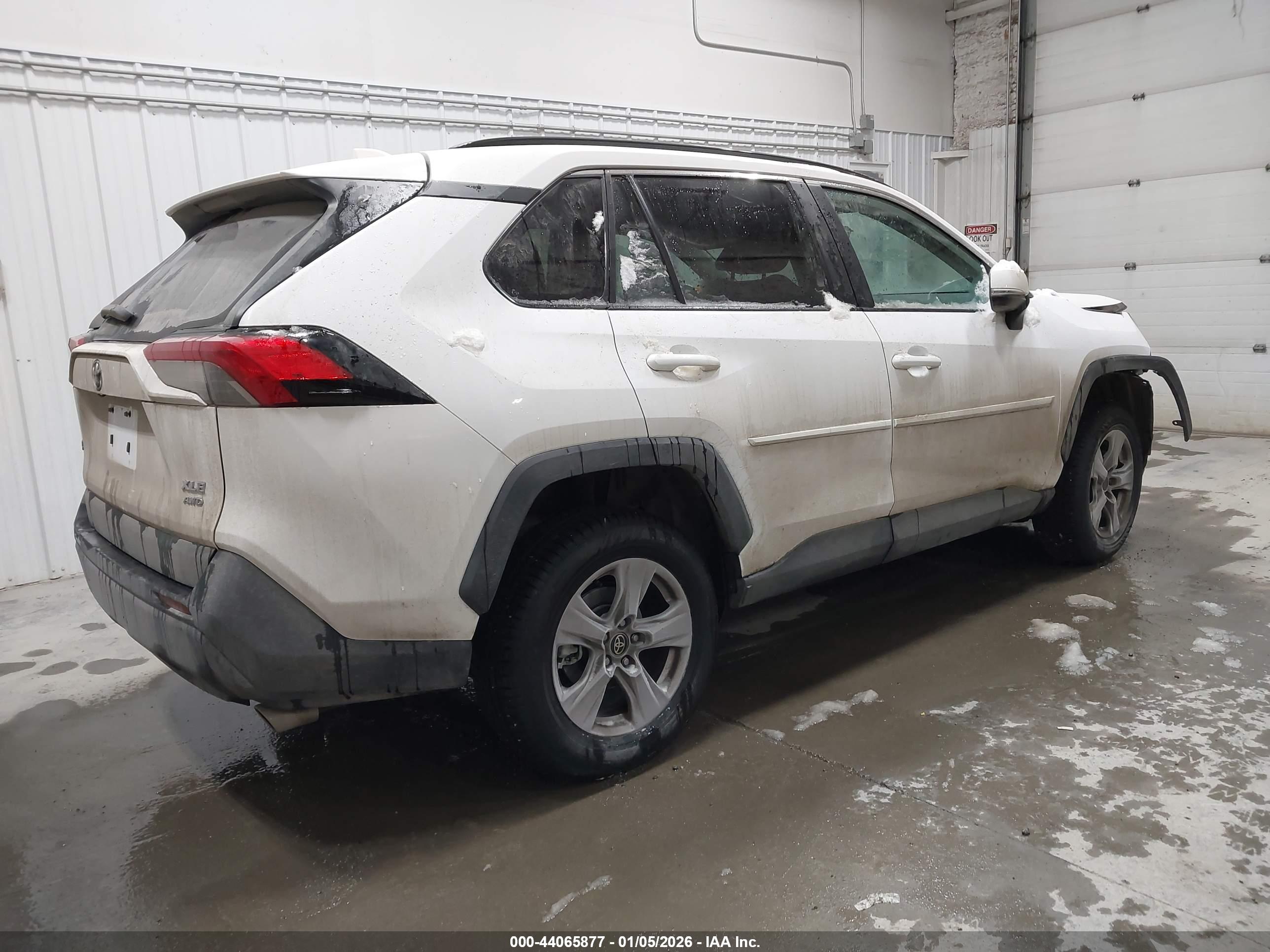 TOYOTA RAV4 image 4