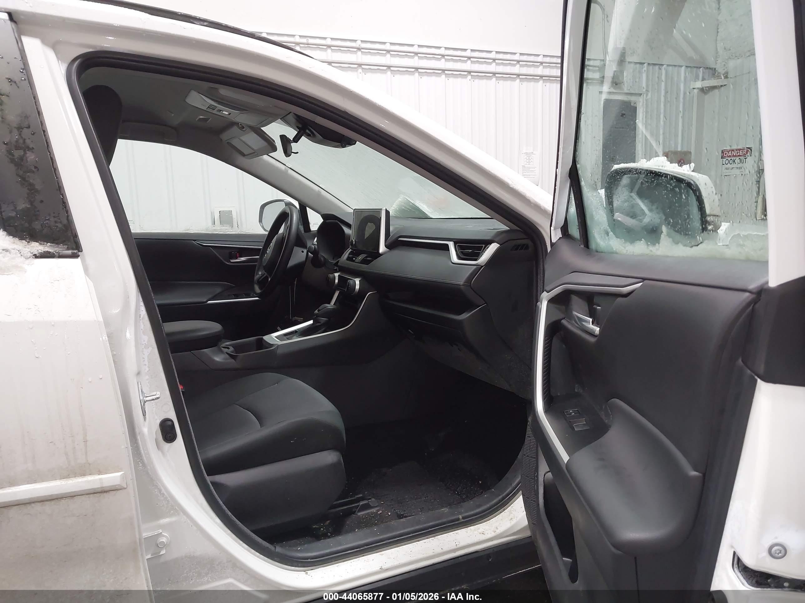 TOYOTA RAV4 image 5