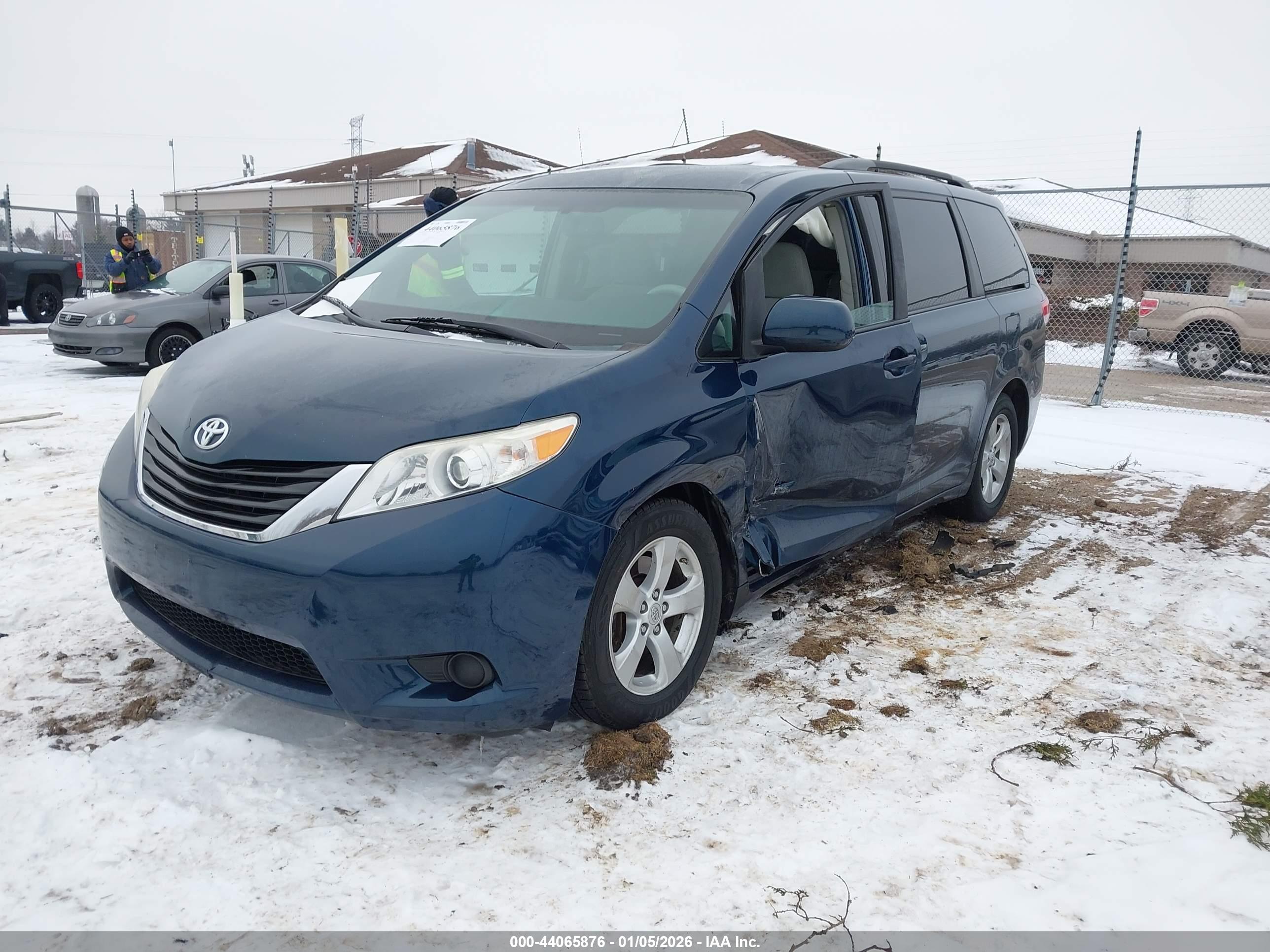 TOYOTA SIENNA image 2