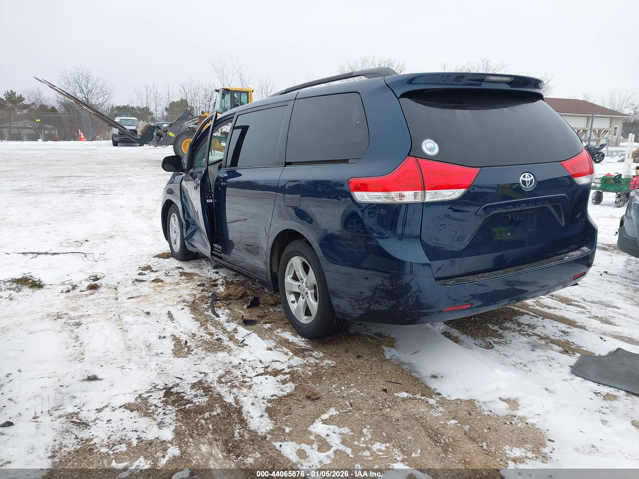 TOYOTA SIENNA image 3
