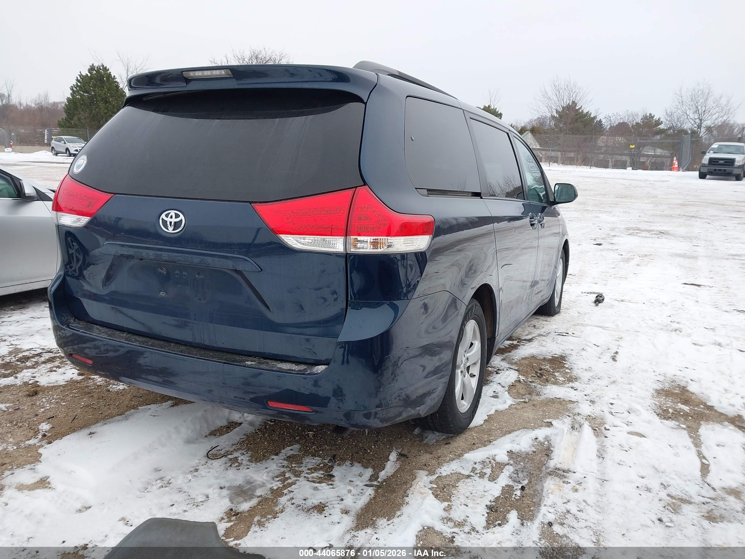 TOYOTA SIENNA image 4
