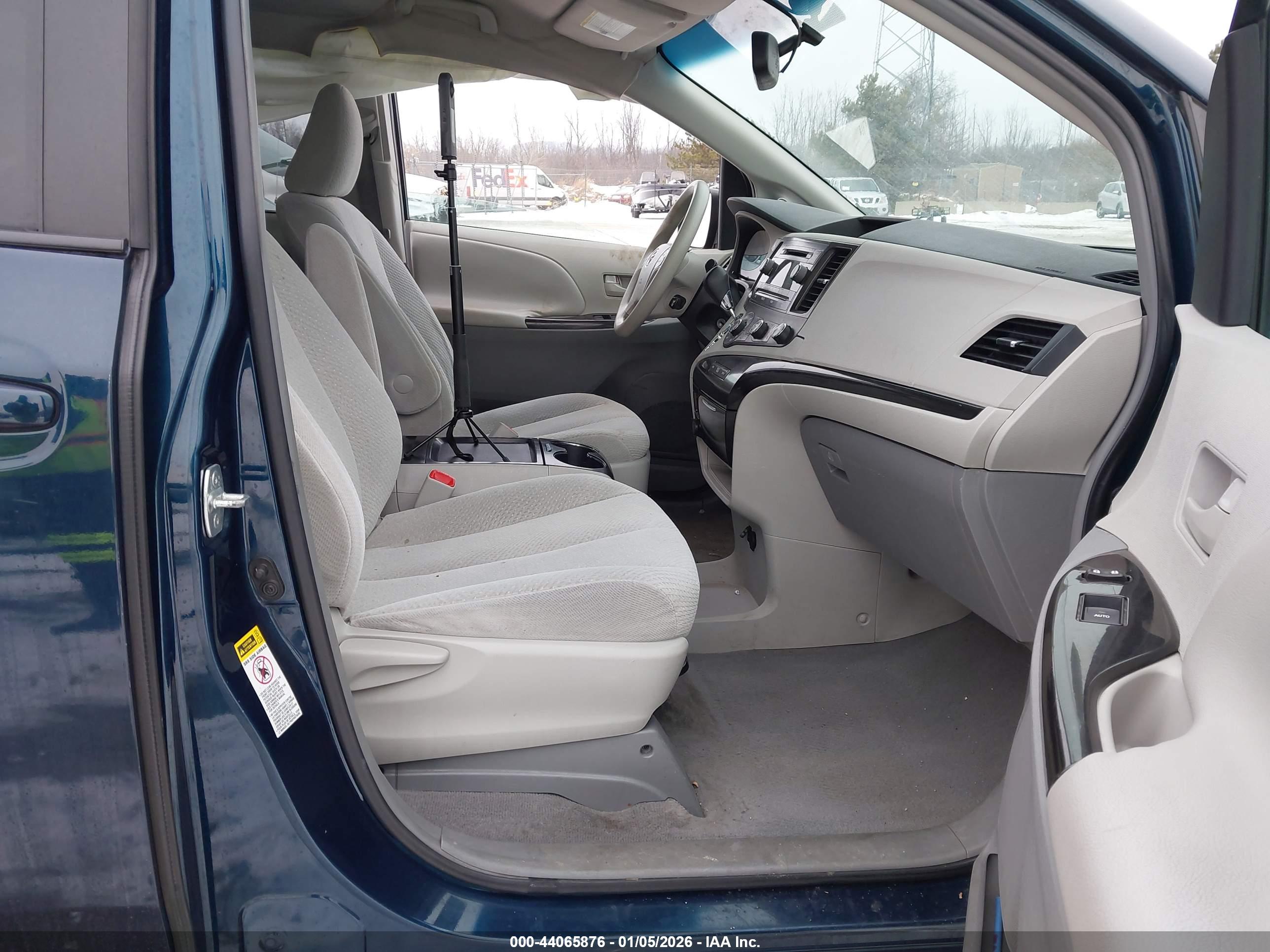 TOYOTA SIENNA image 5