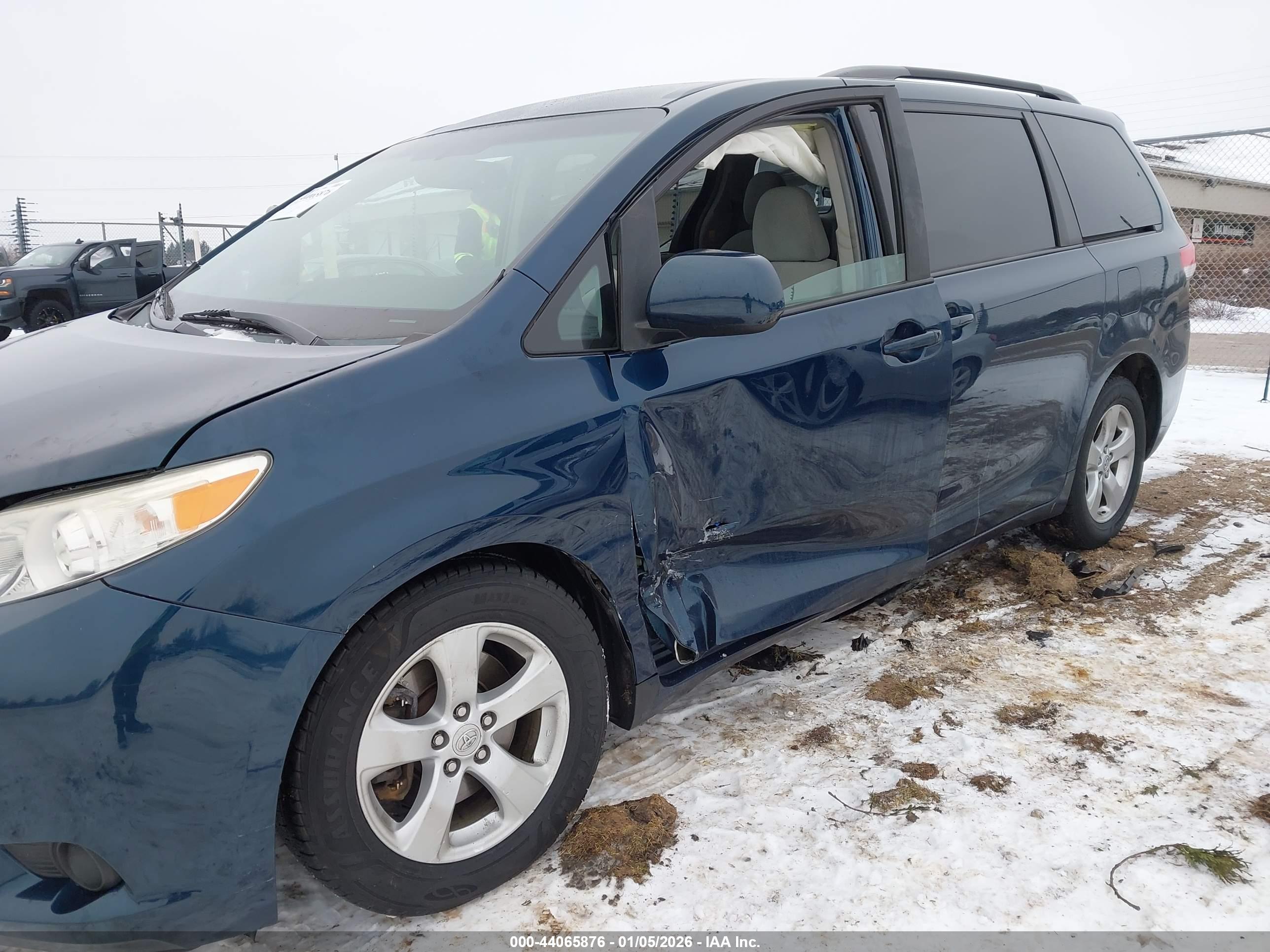 TOYOTA SIENNA image 6