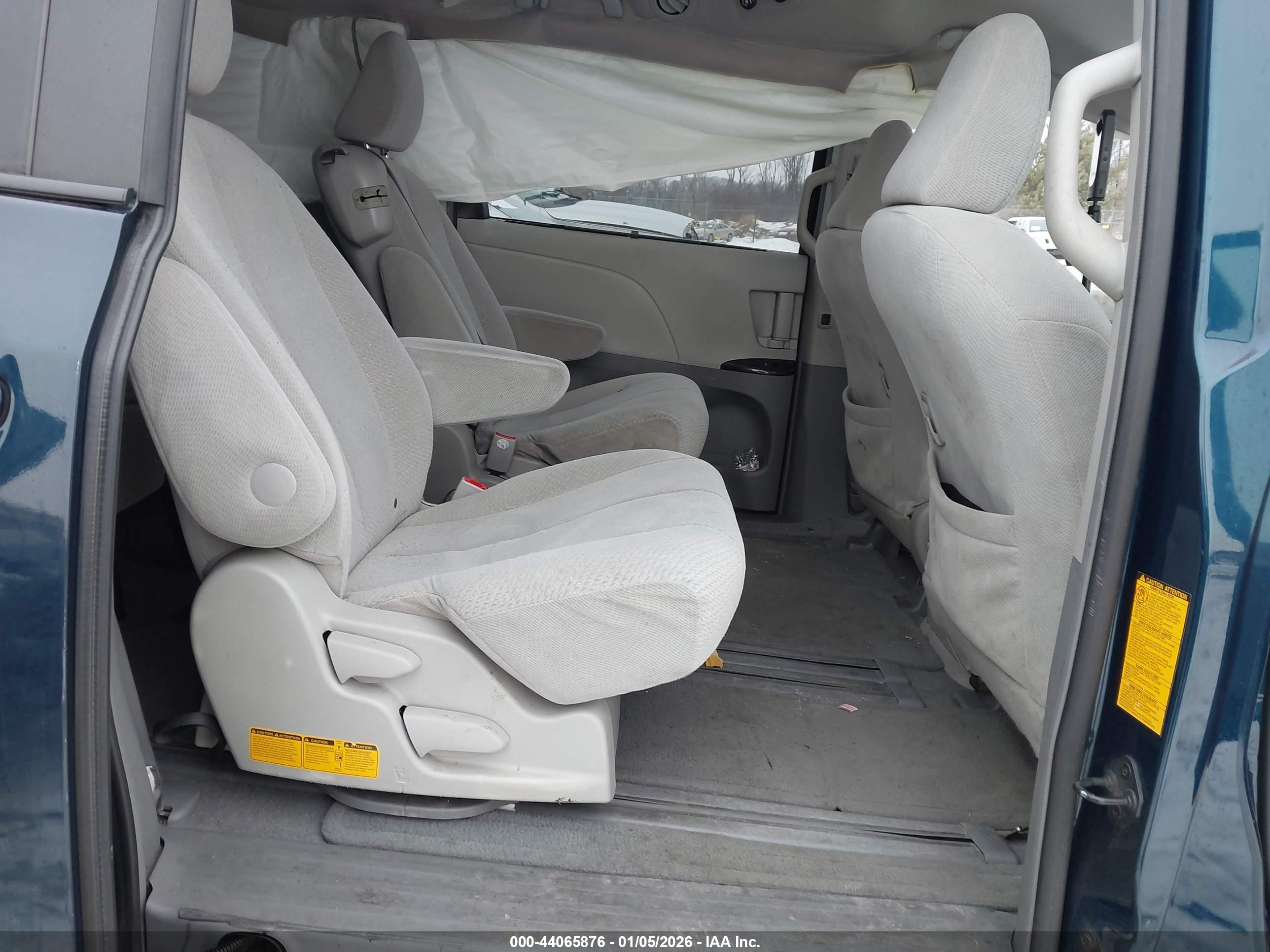 TOYOTA SIENNA image 8