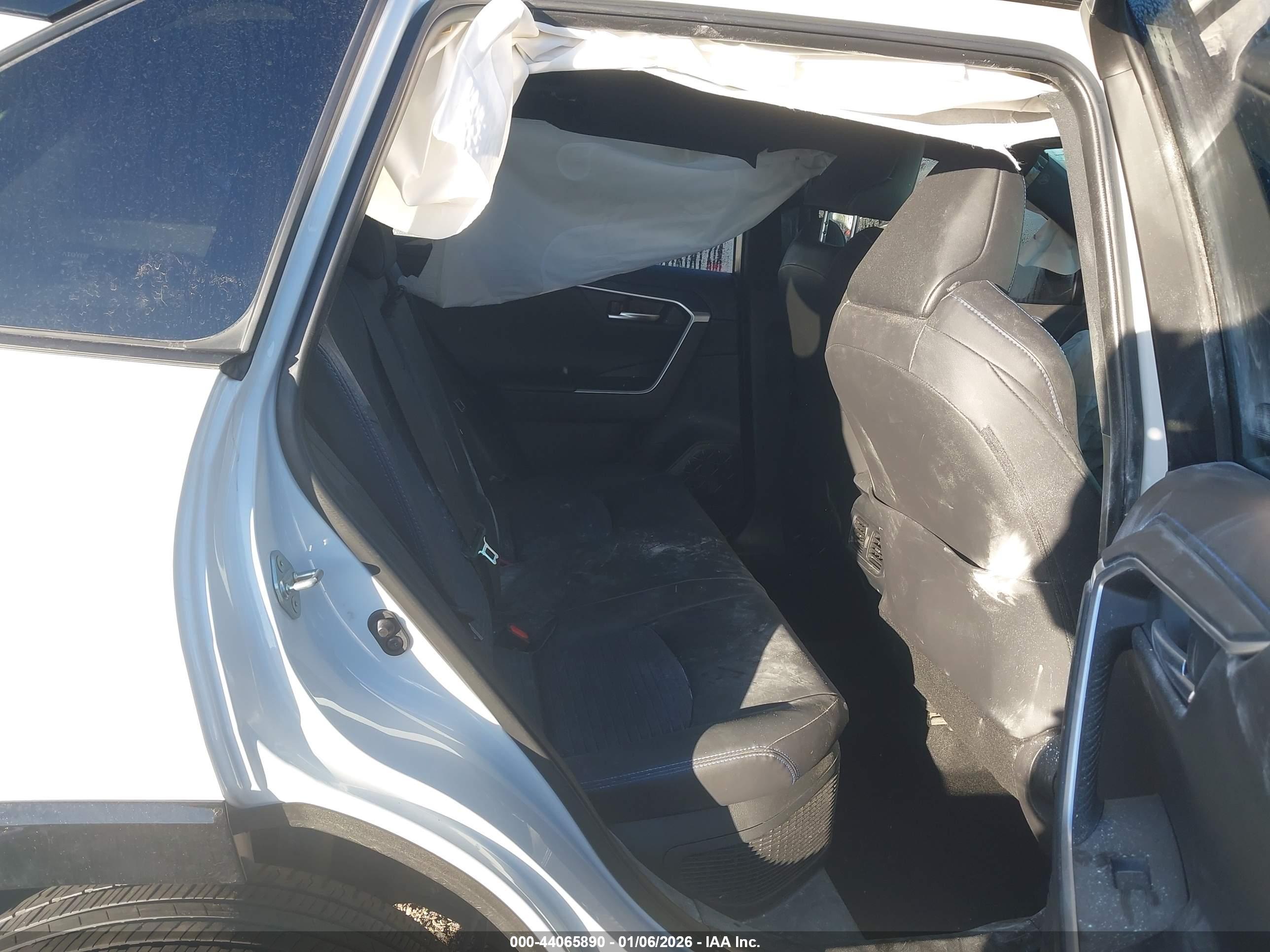 TOYOTA RAV4 image 8