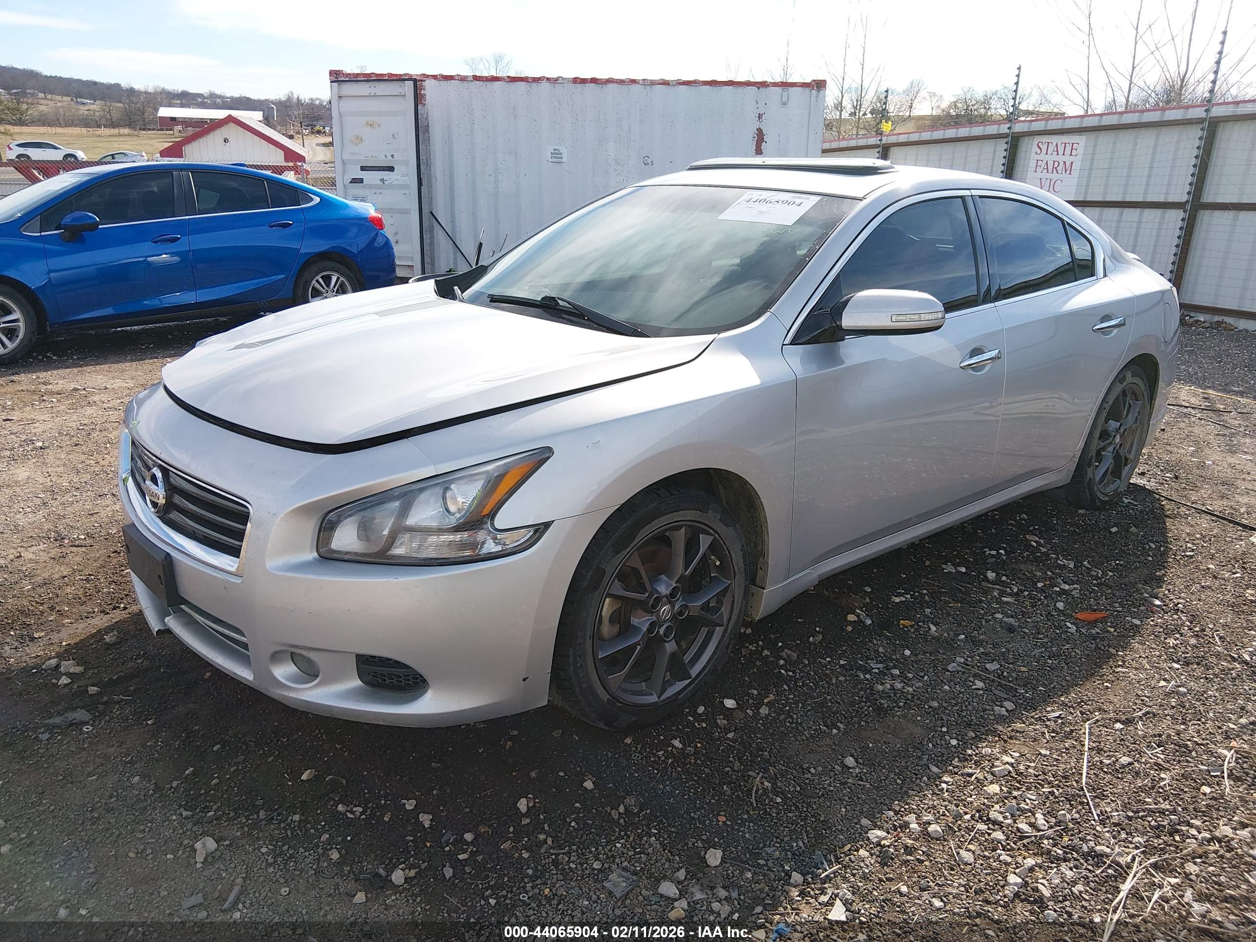 NISSAN MAXIMA image 2