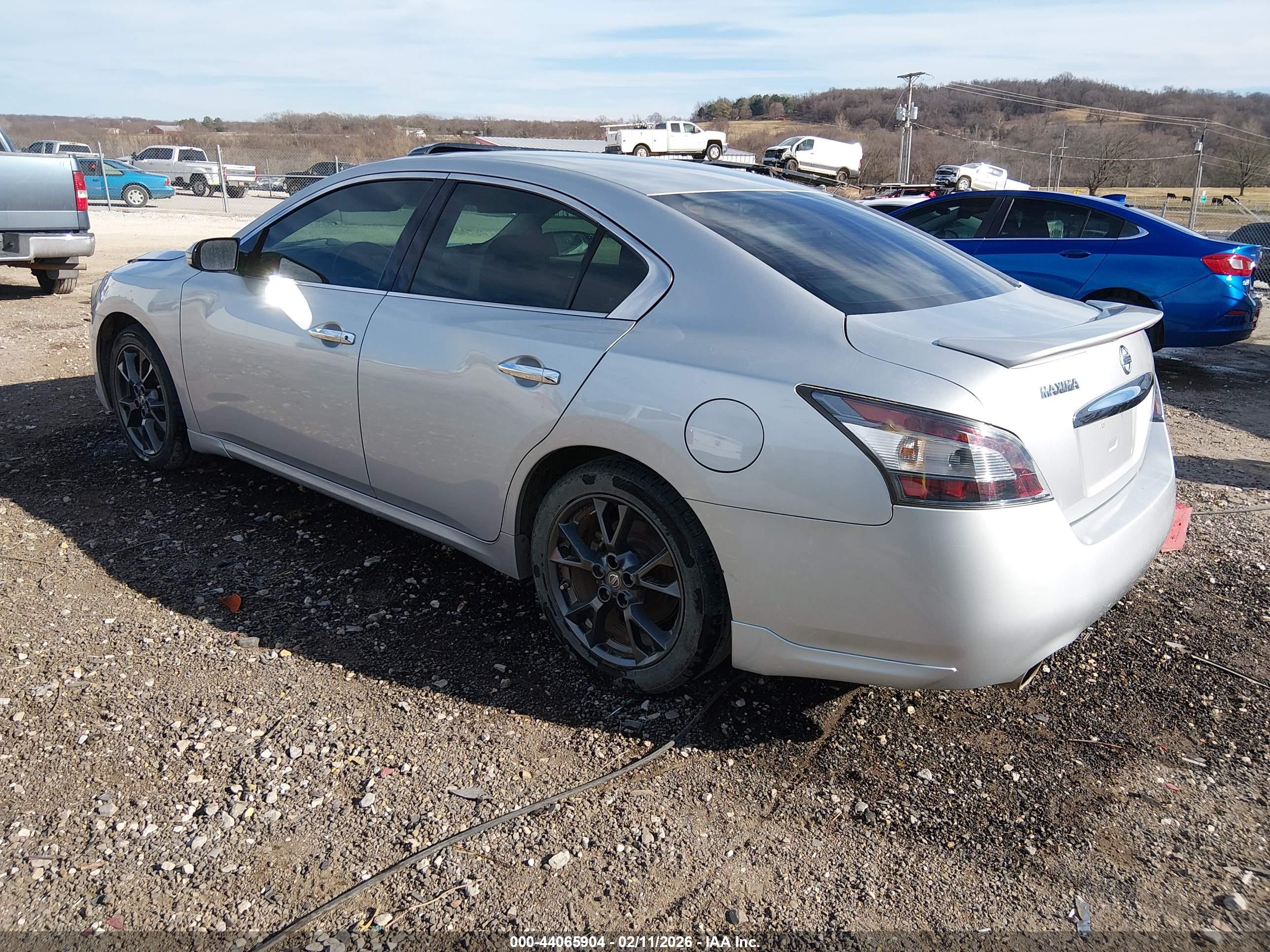 NISSAN MAXIMA image 3