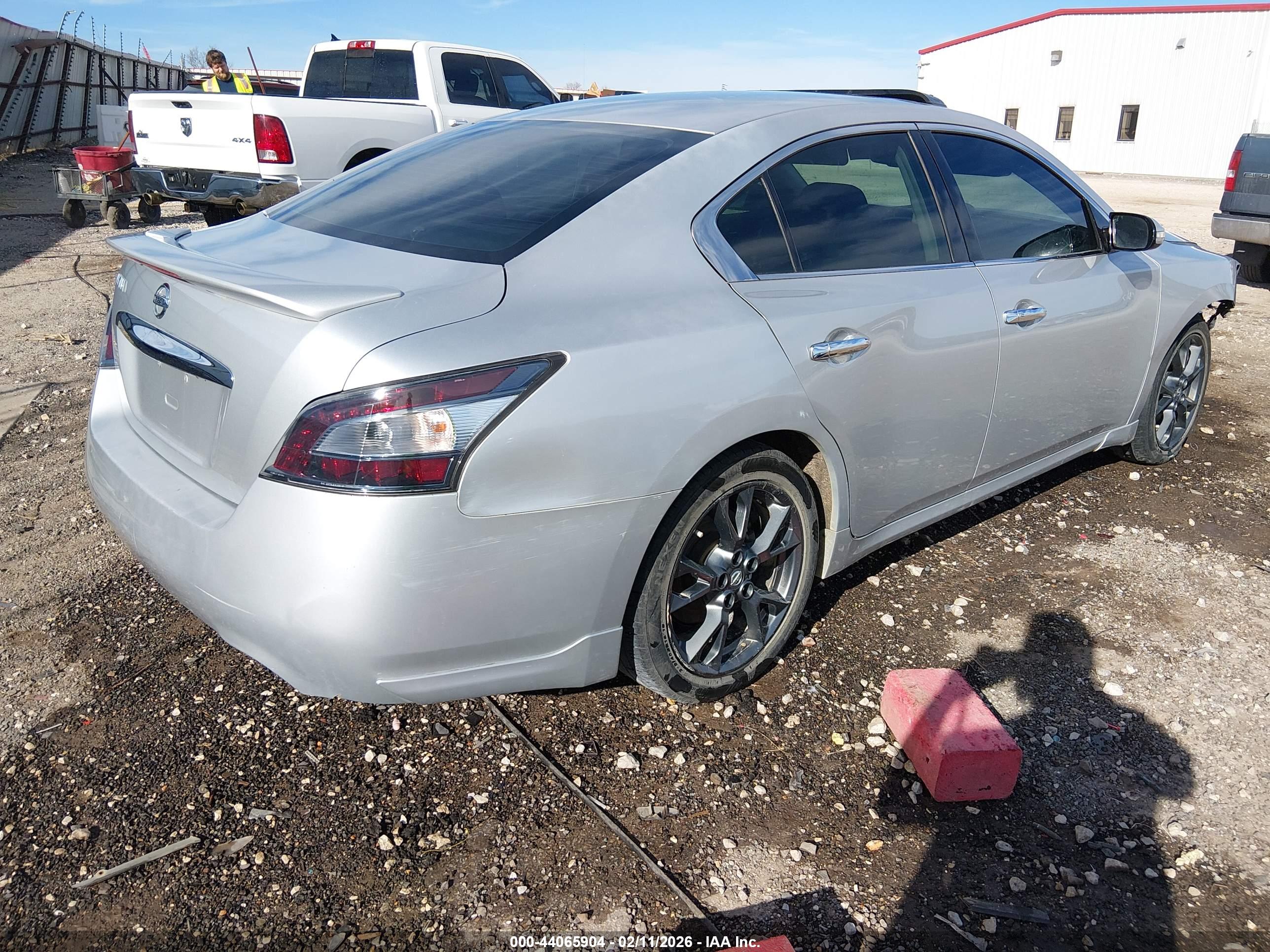 NISSAN MAXIMA image 4