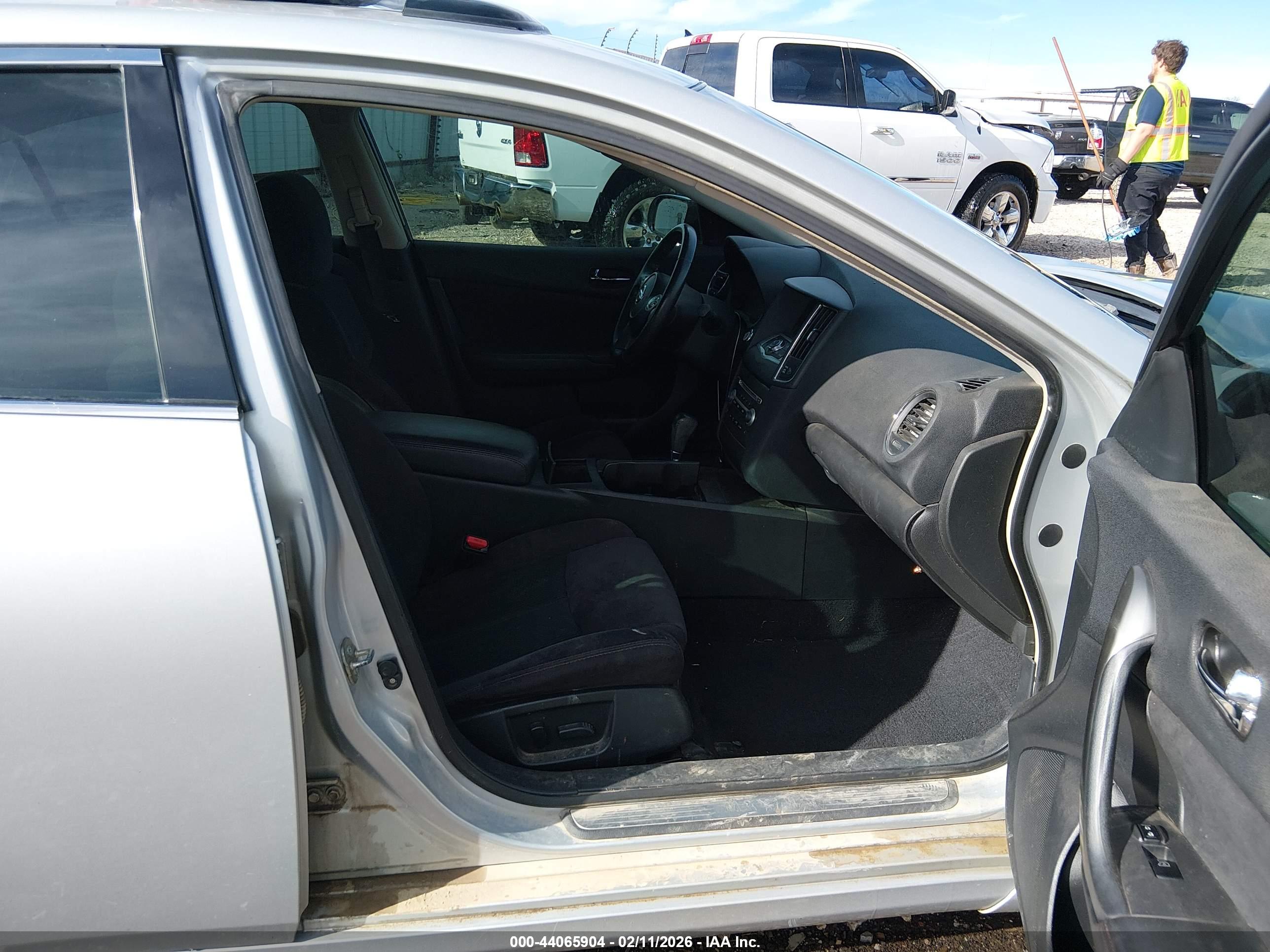 NISSAN MAXIMA image 5