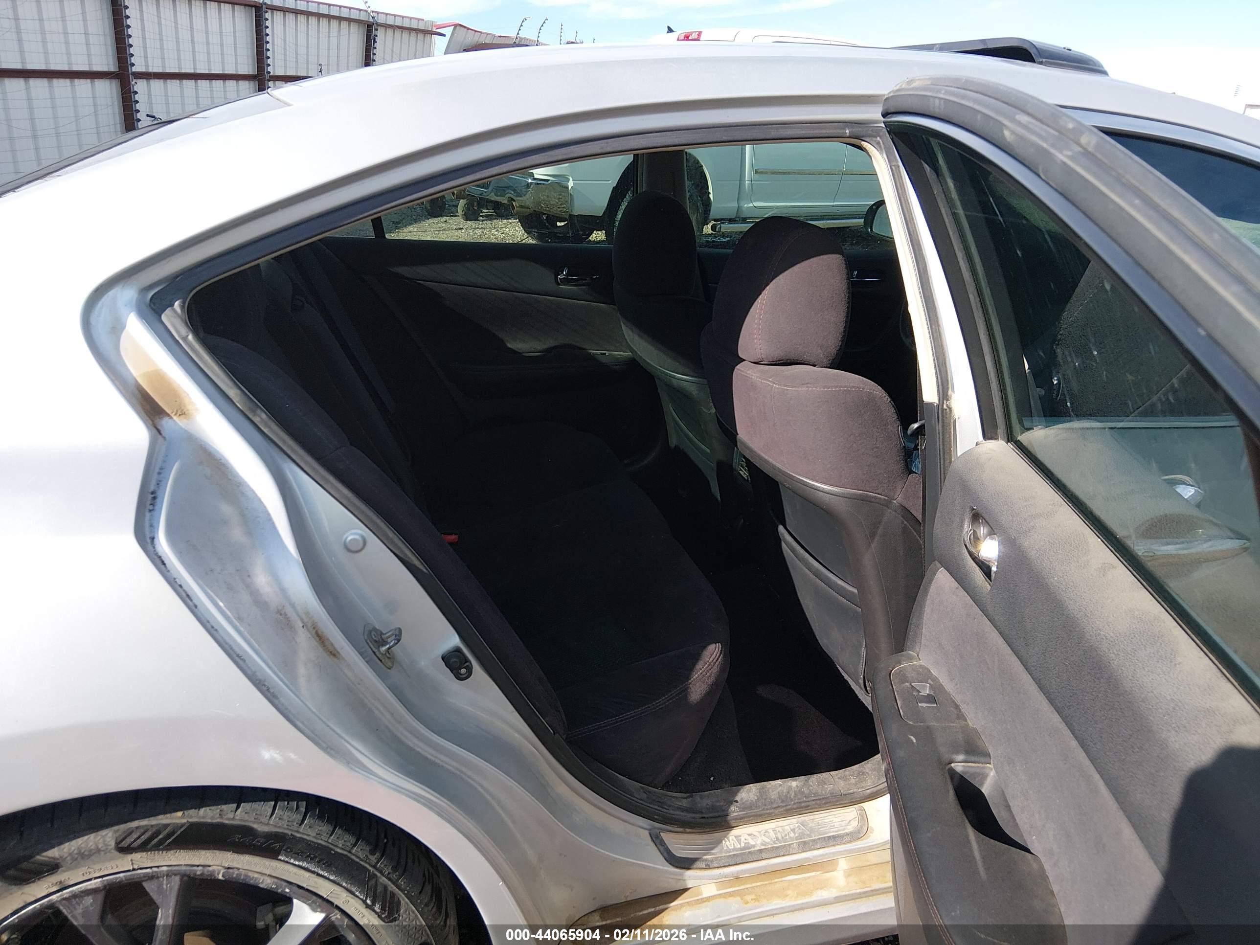 NISSAN MAXIMA image 8