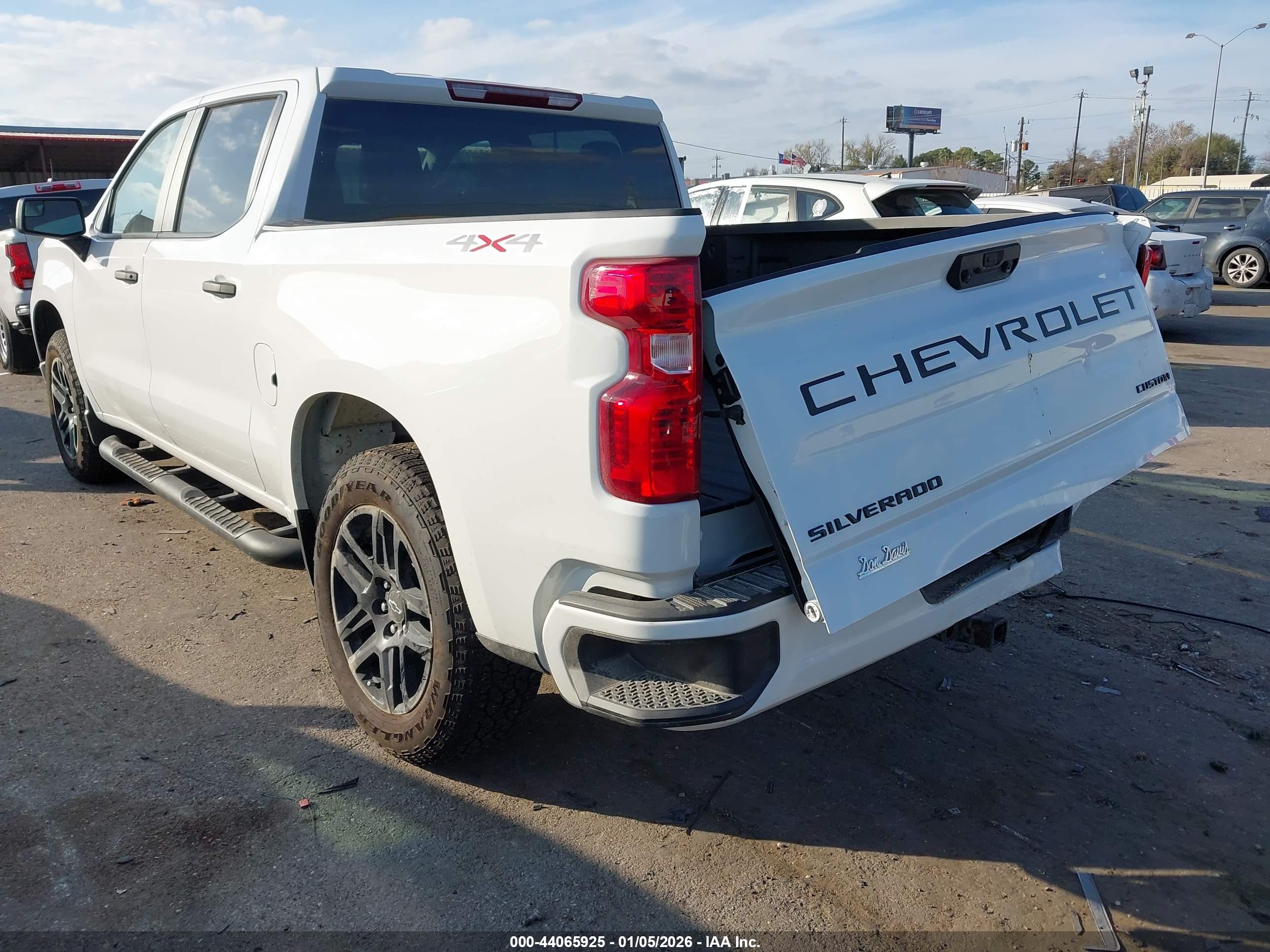 CHEVROLET SILVERADO image 3