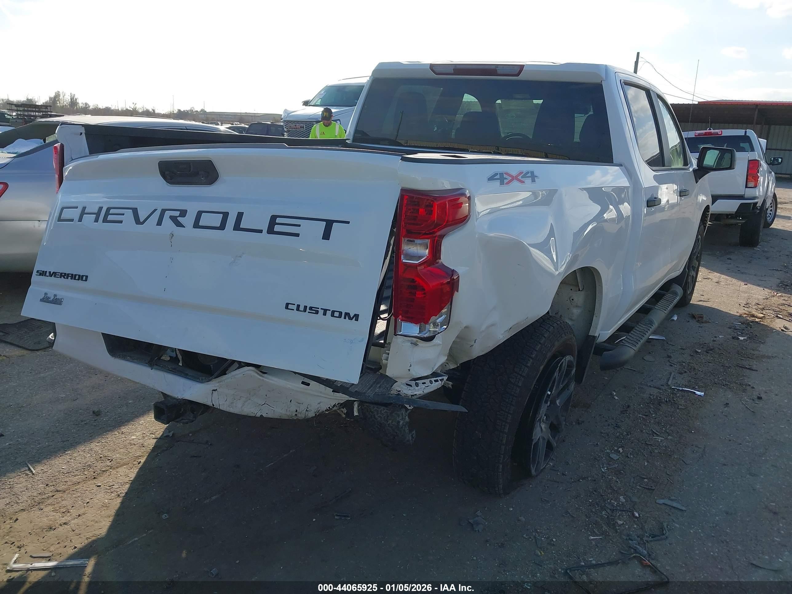 CHEVROLET SILVERADO image 4