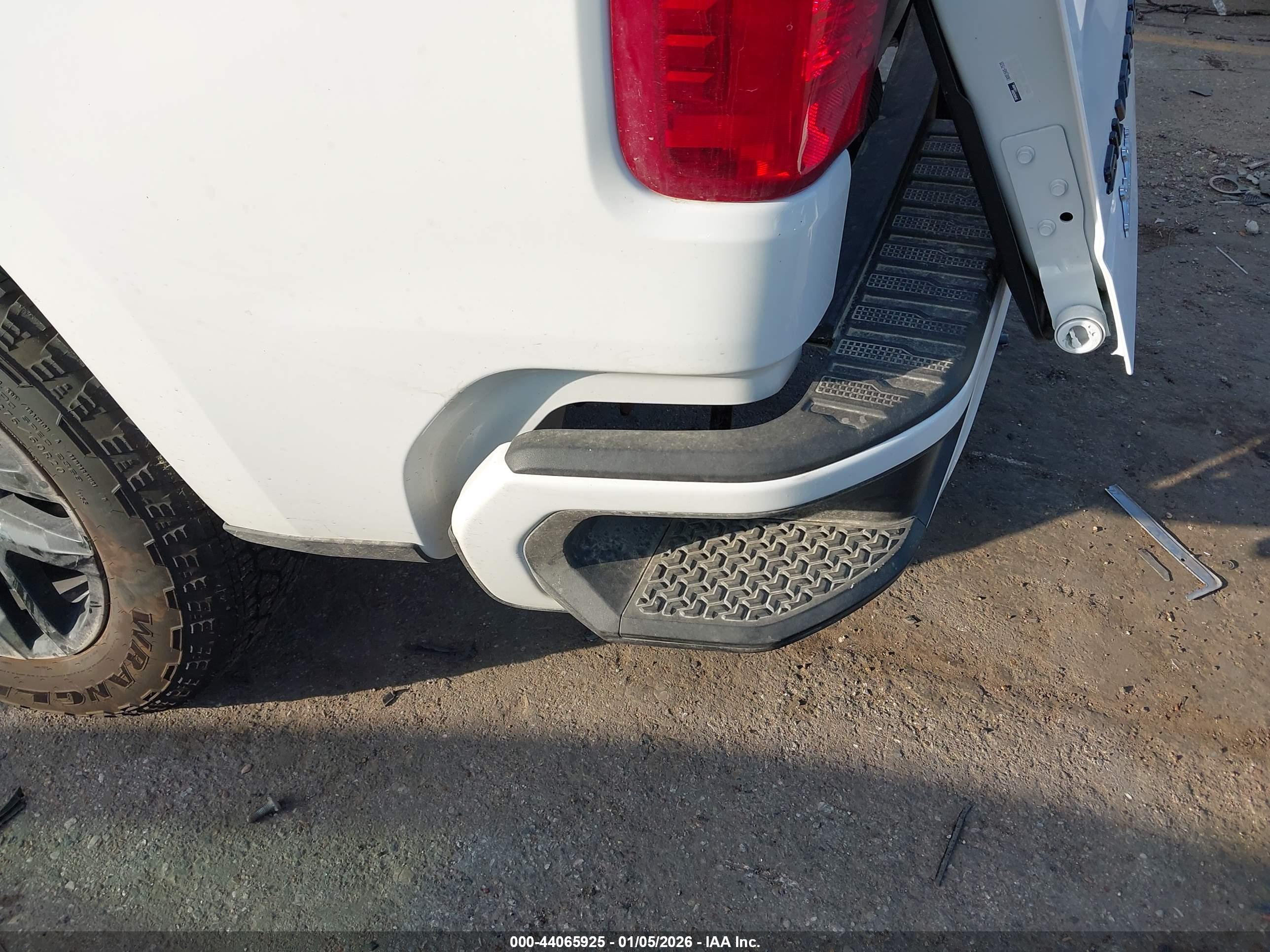 CHEVROLET SILVERADO image 6