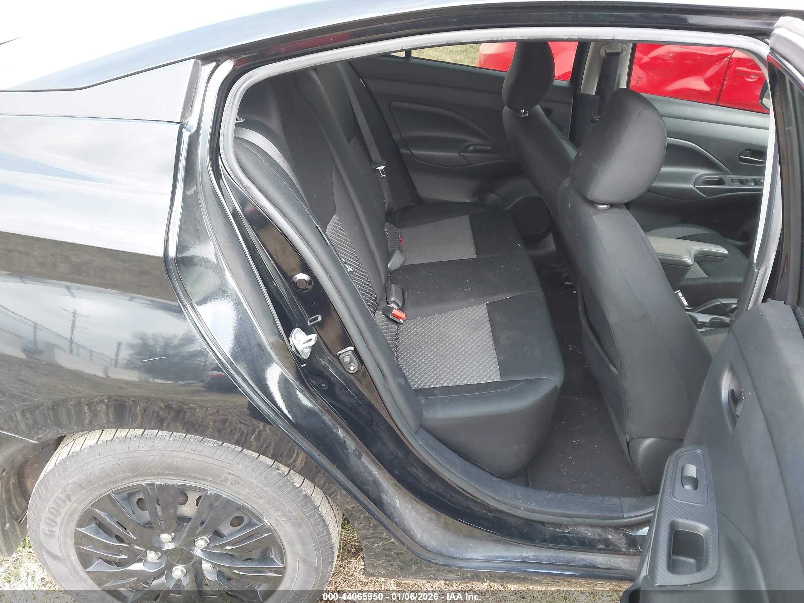 NISSAN VERSA image 8