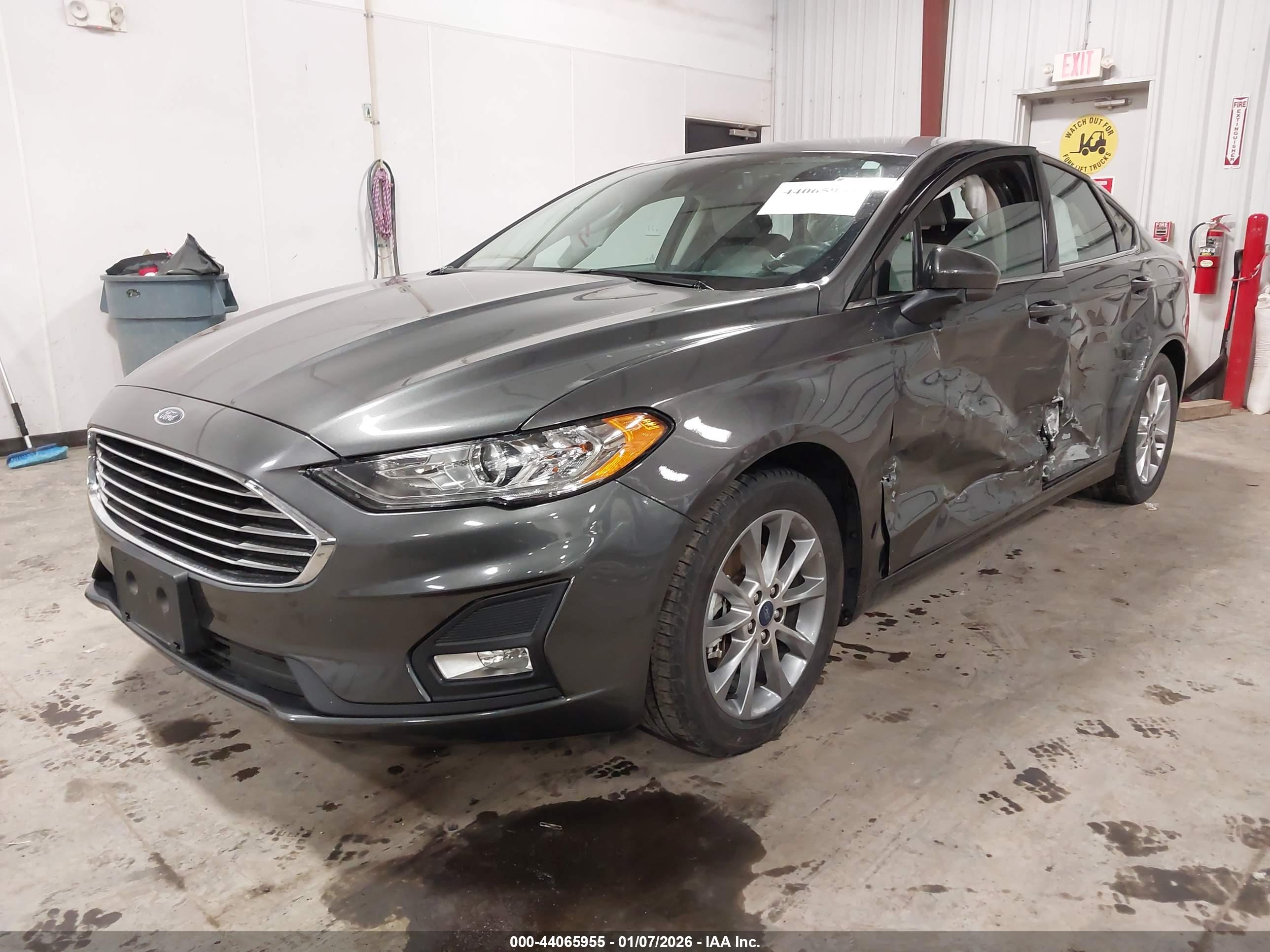 FORD FUSION image 2