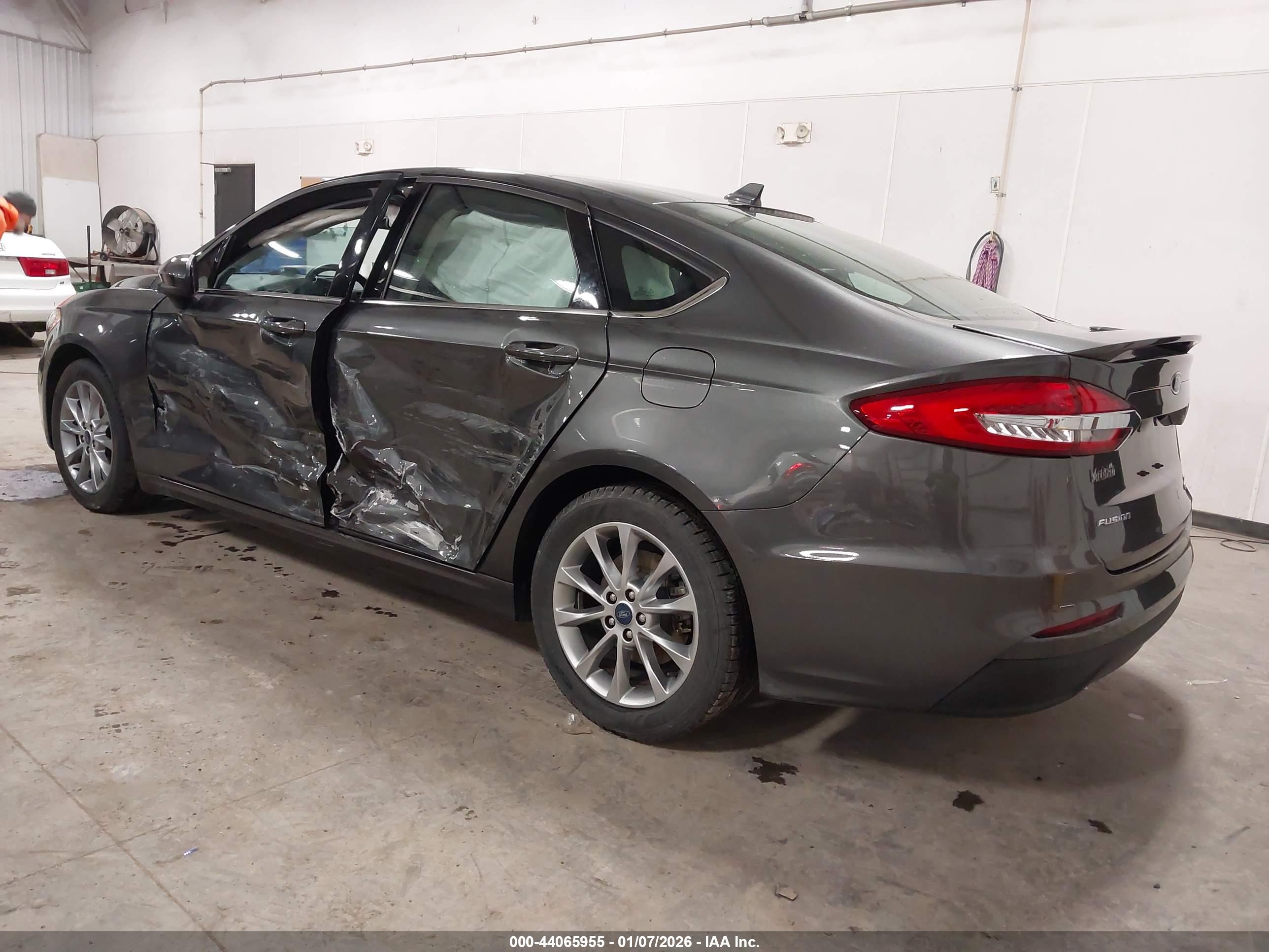 FORD FUSION image 3
