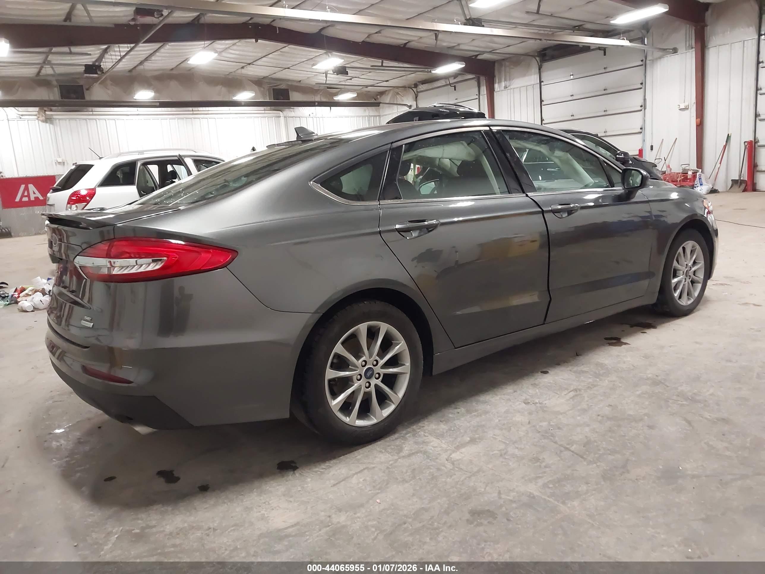 FORD FUSION image 4