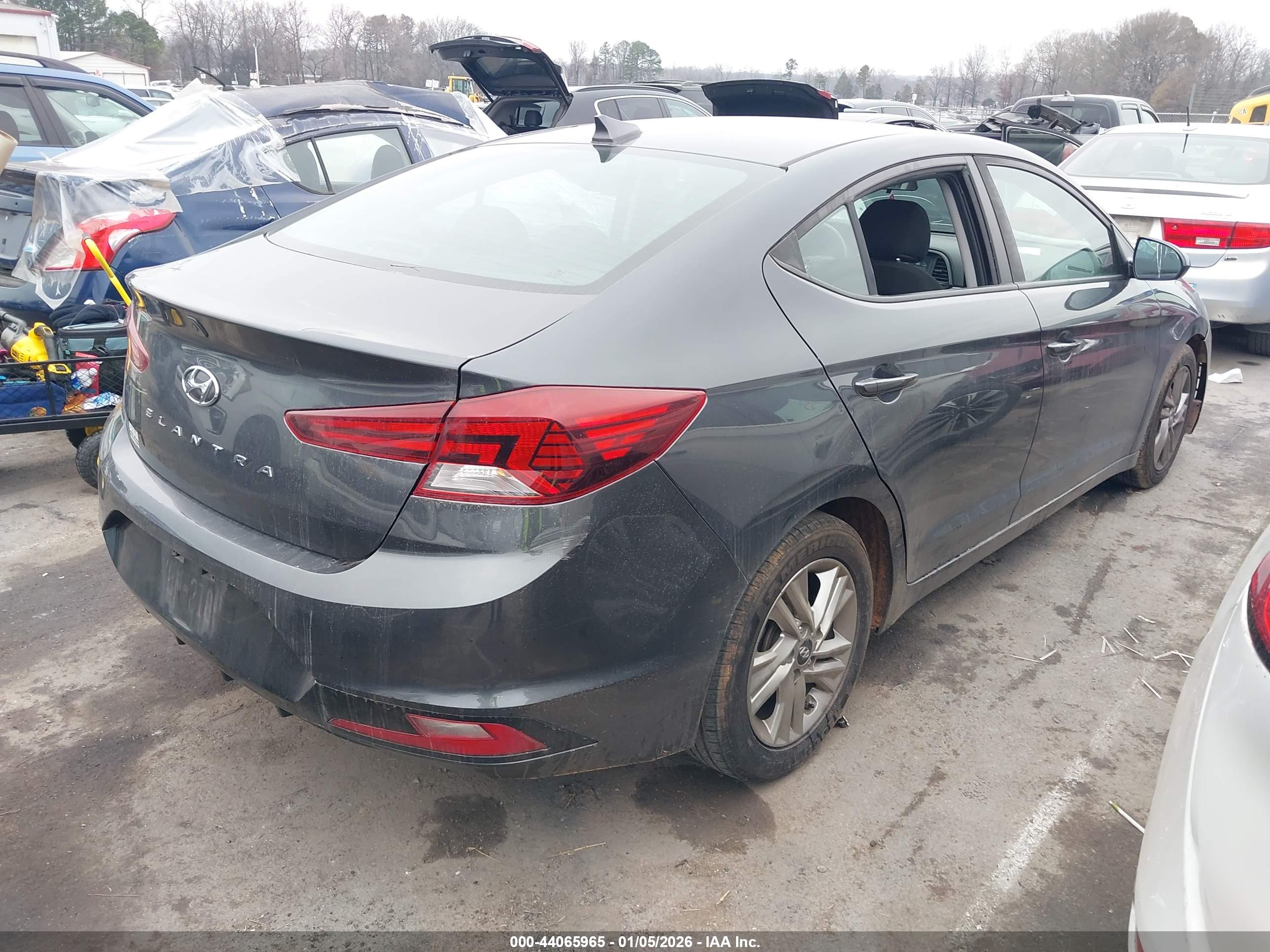 HYUNDAI ELANTRA image 4