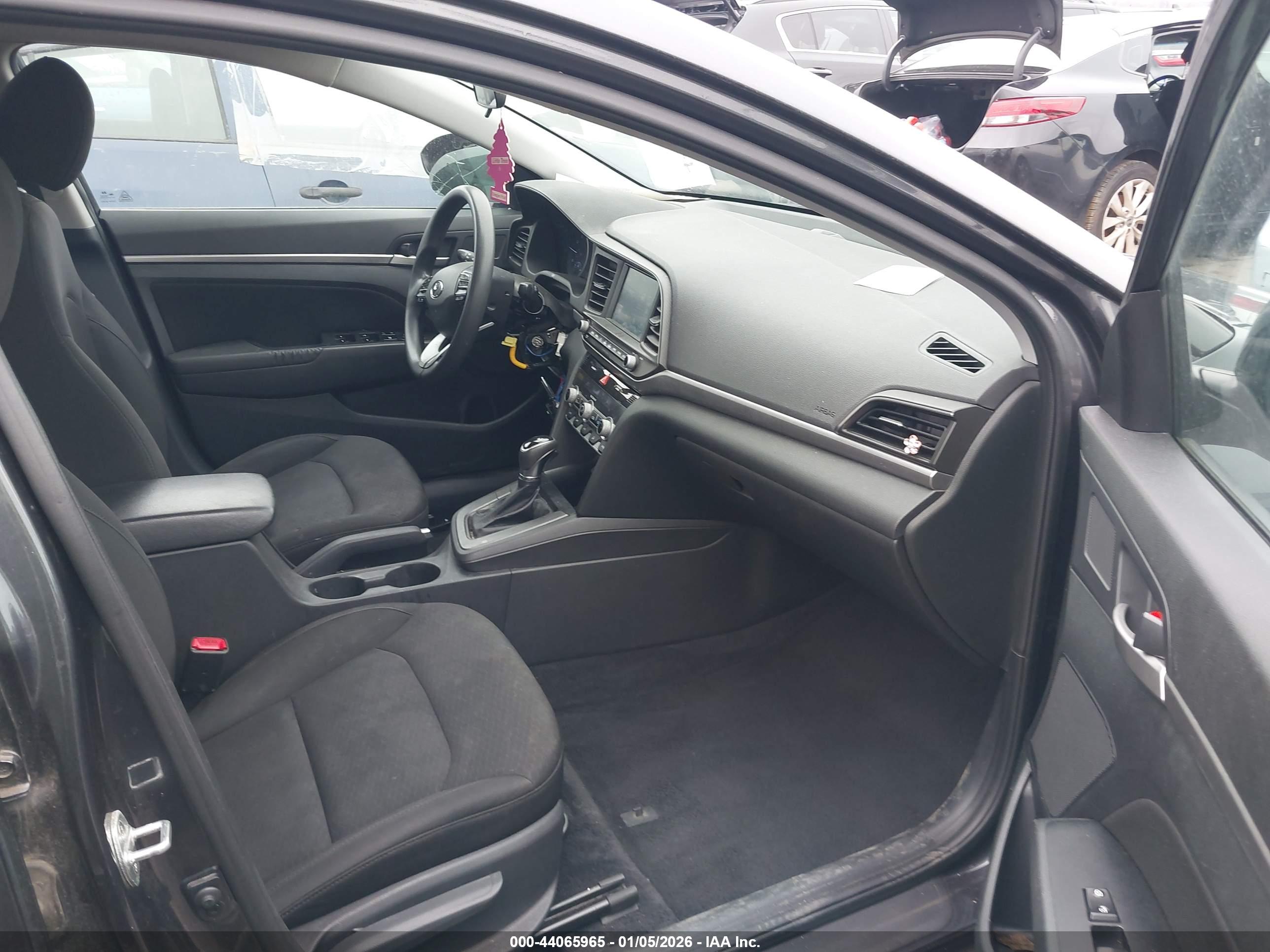 HYUNDAI ELANTRA image 5