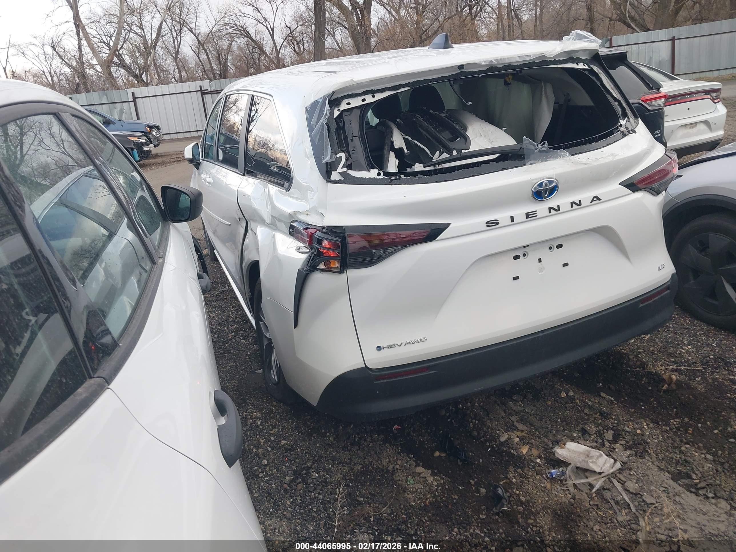 TOYOTA SIENNA image 3