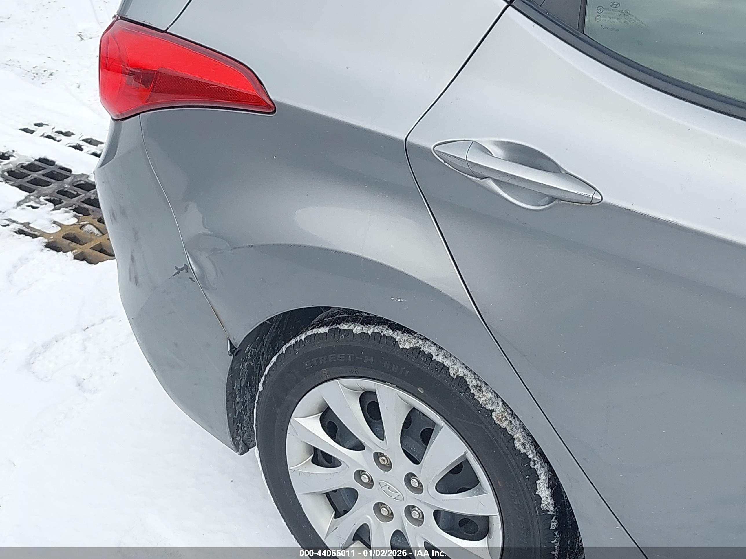 HYUNDAI ELANTRA image 6
