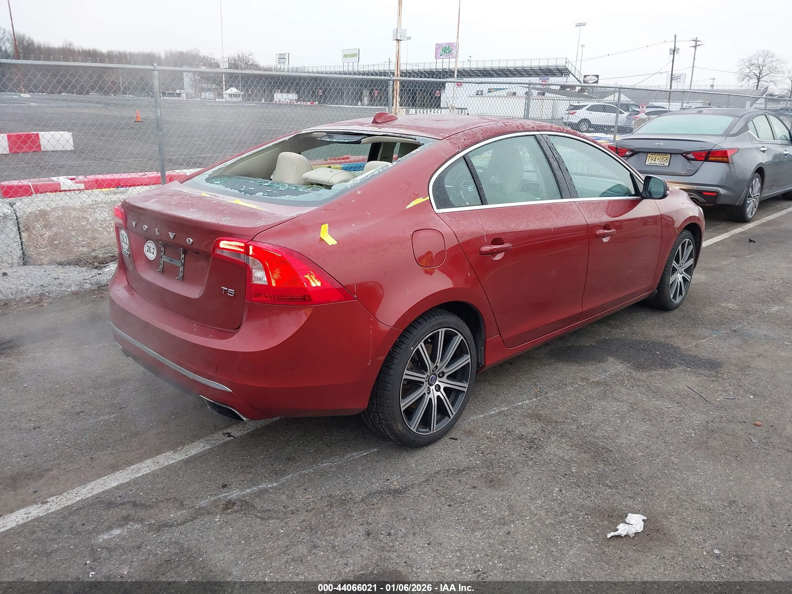 VOLVO S60 image 4