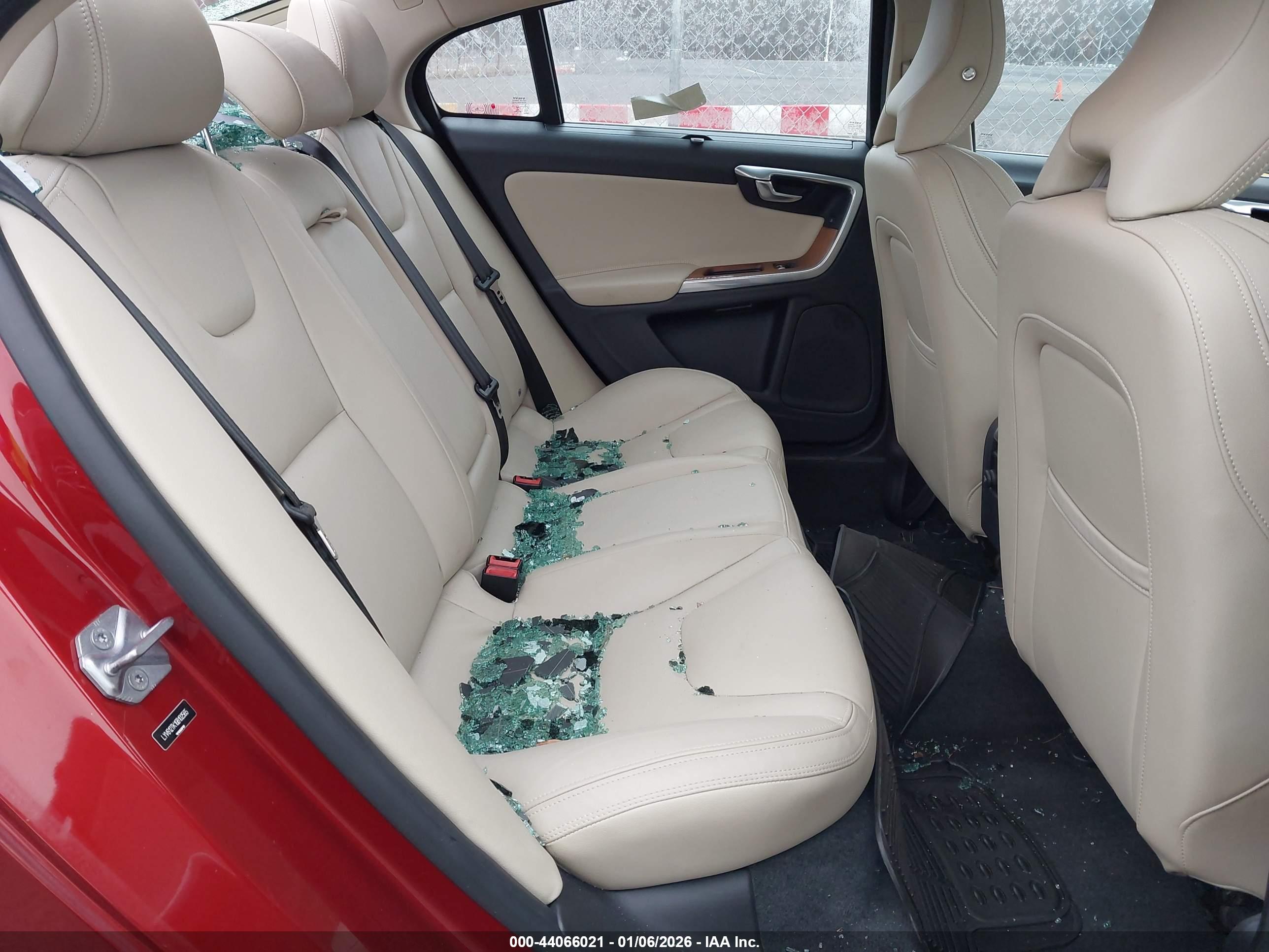 VOLVO S60 image 8
