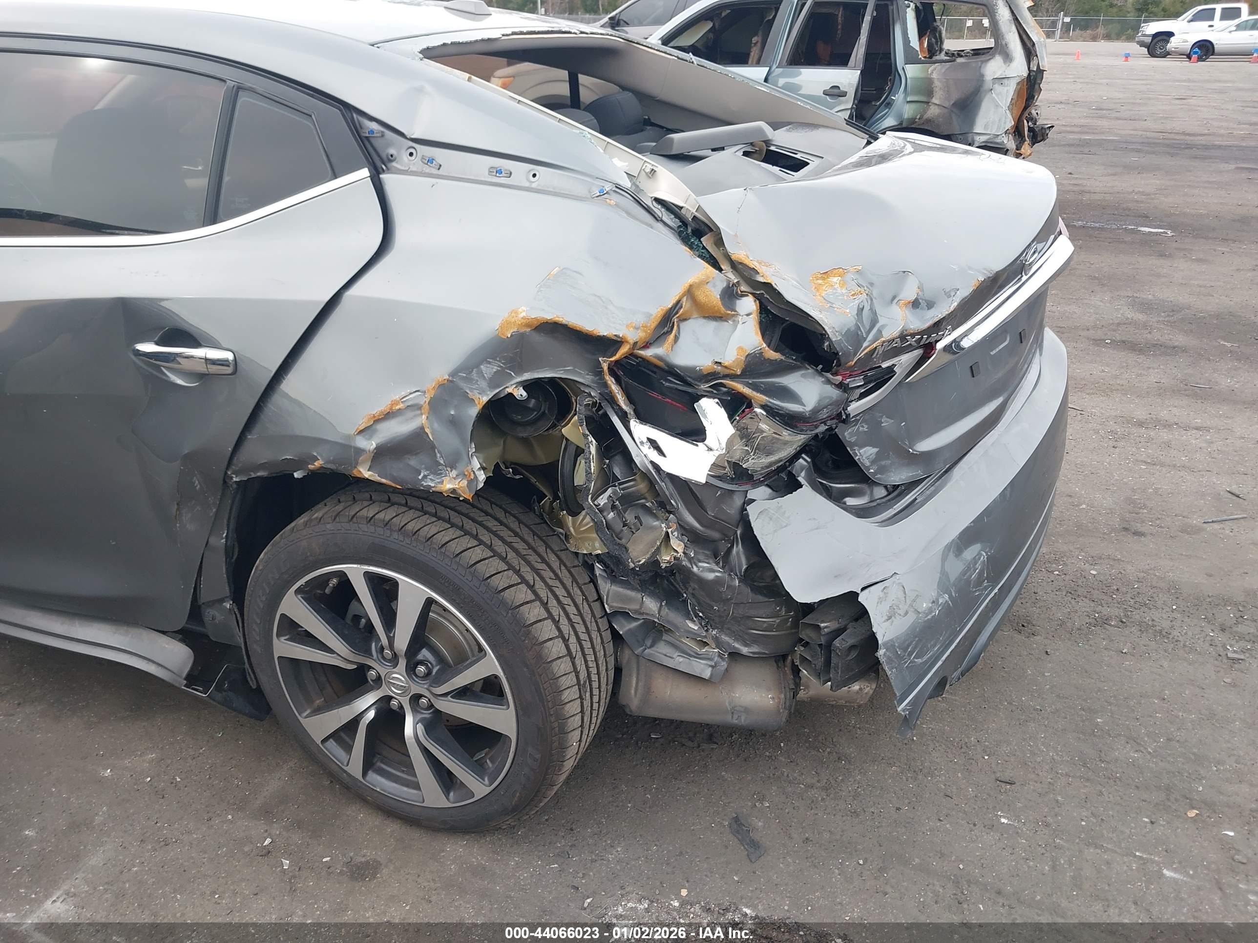 NISSAN MAXIMA image 6