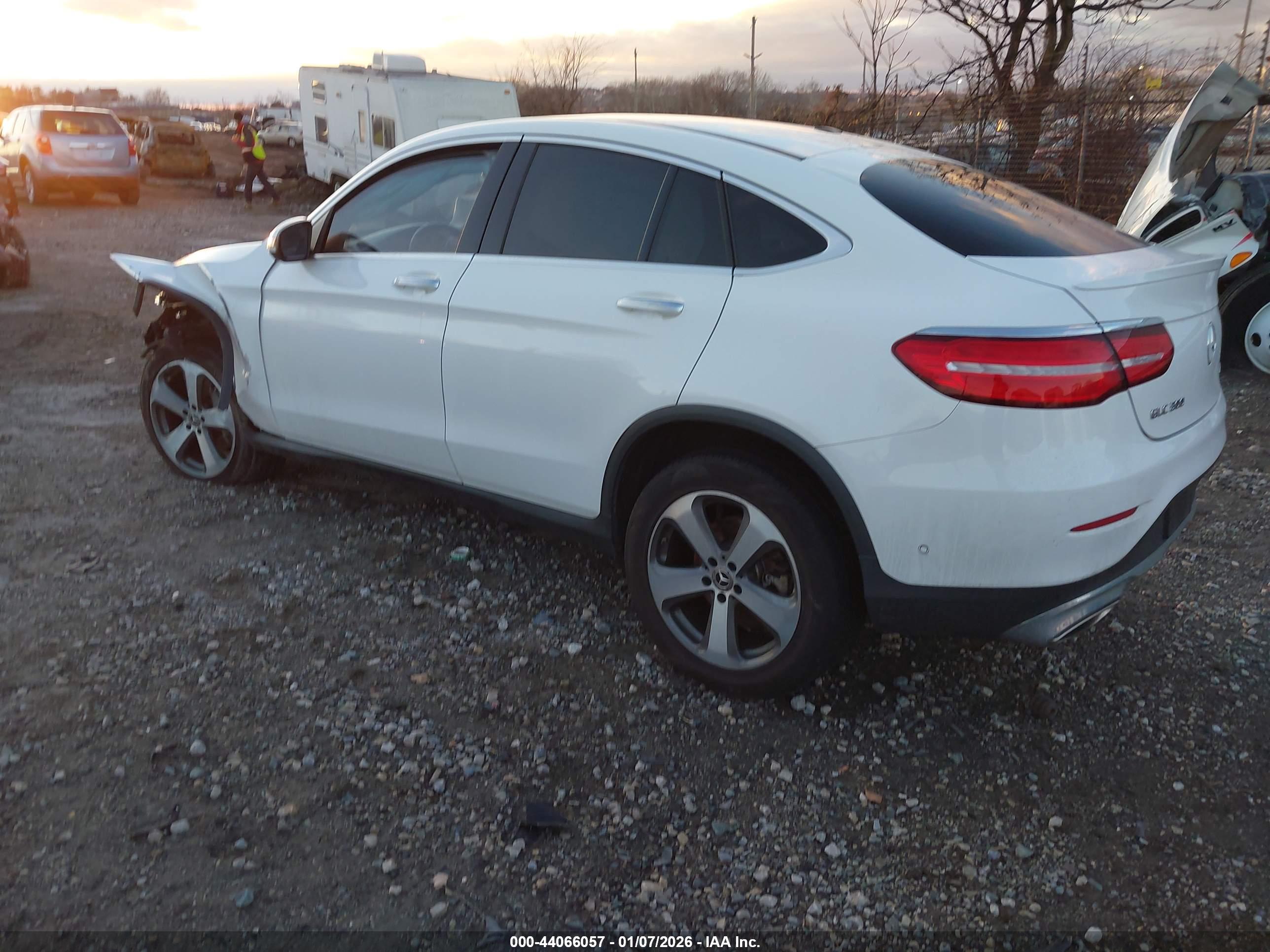 MERCEDES-BENZ GLC image 3