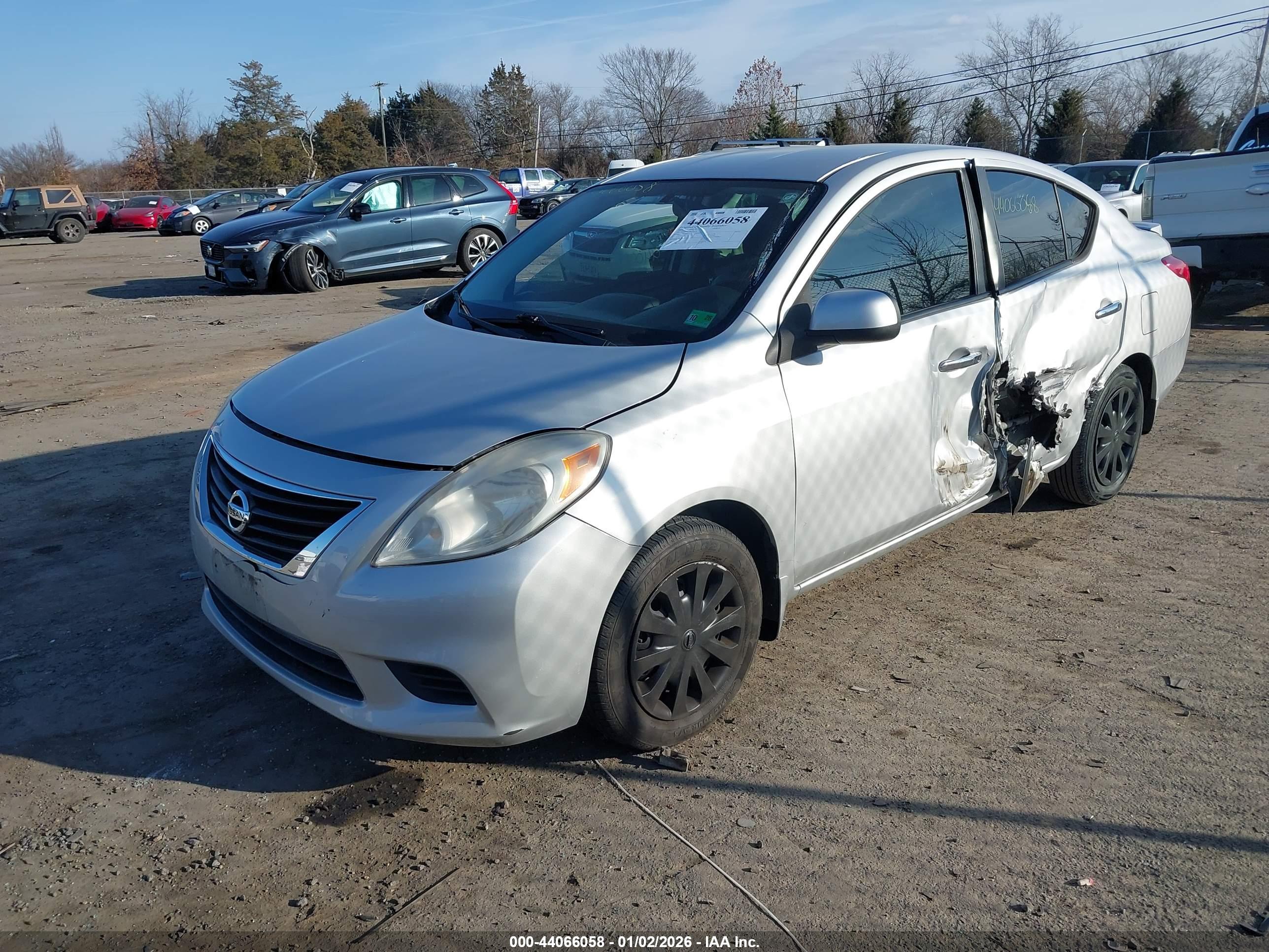 NISSAN VERSA image 2