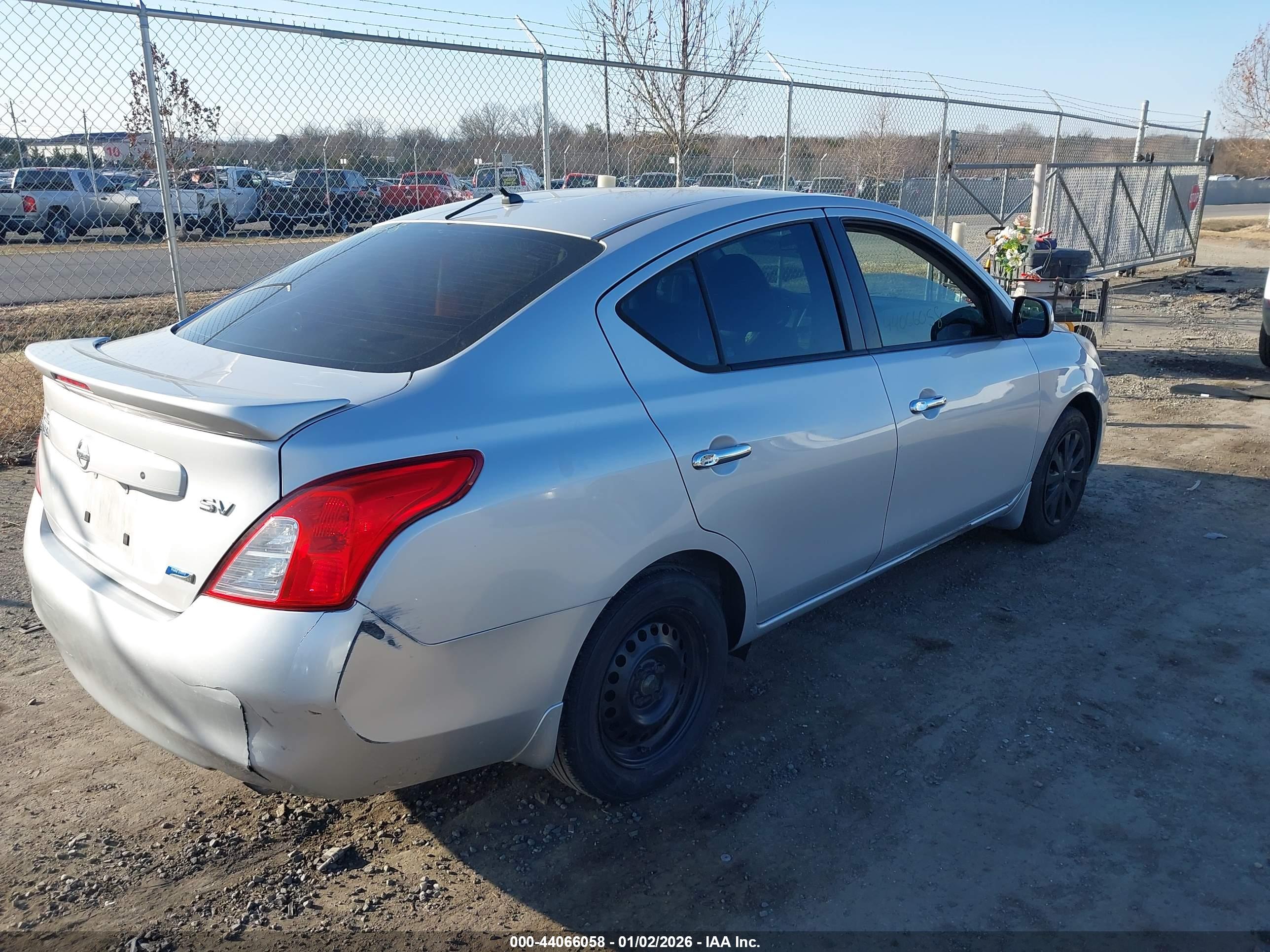 NISSAN VERSA image 4