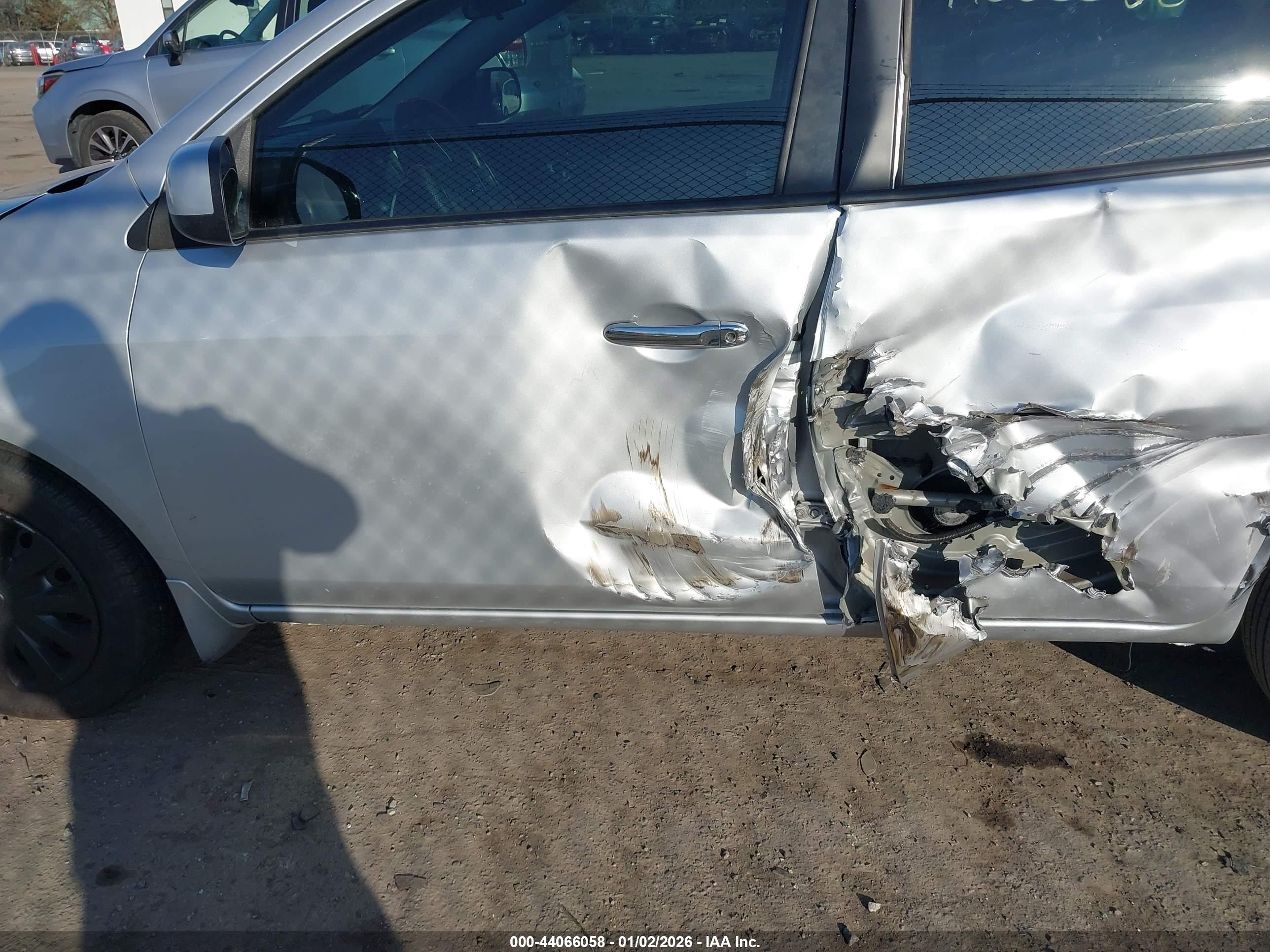 NISSAN VERSA image 6