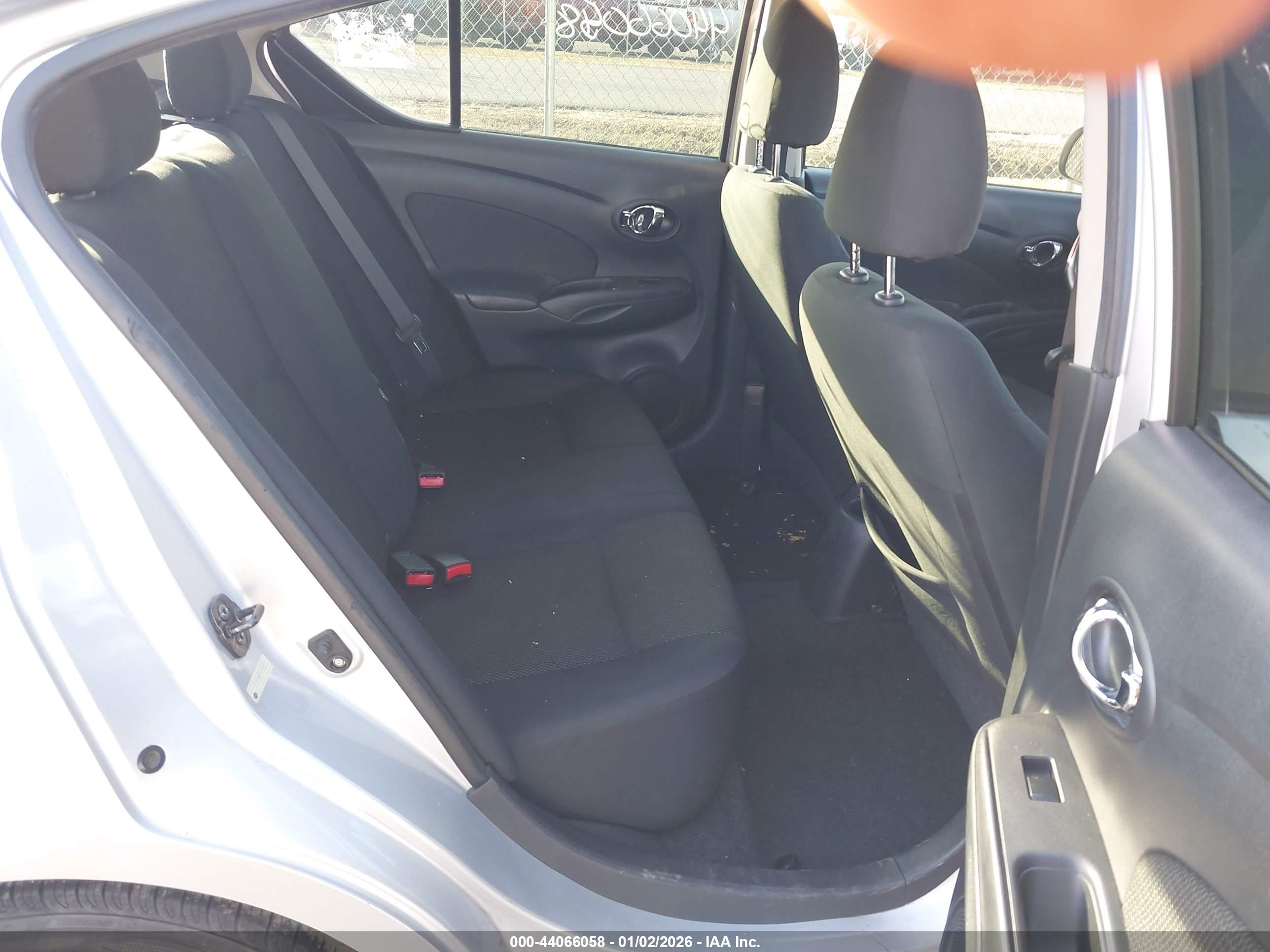 NISSAN VERSA image 8