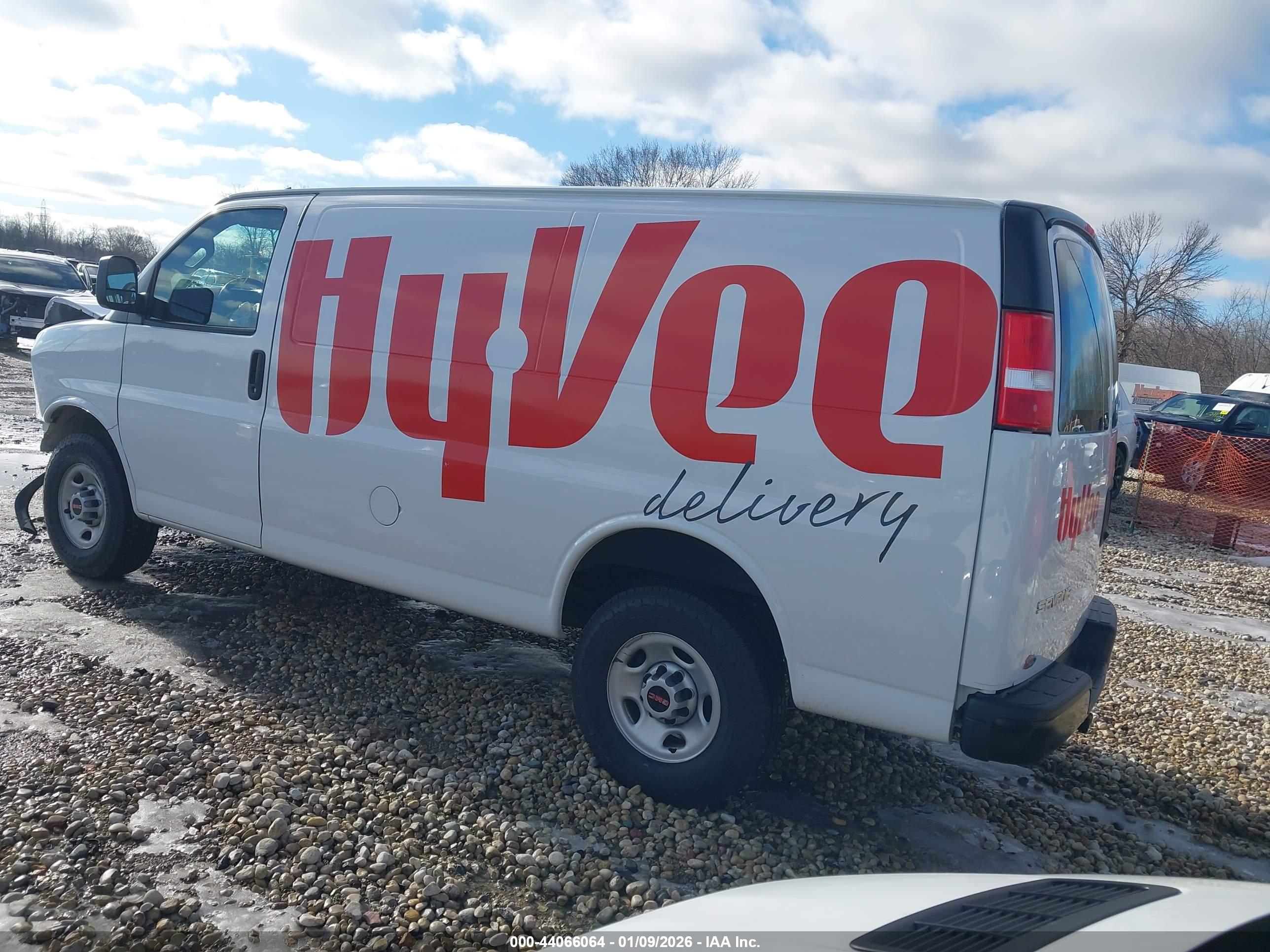GMC SAVANA image 3